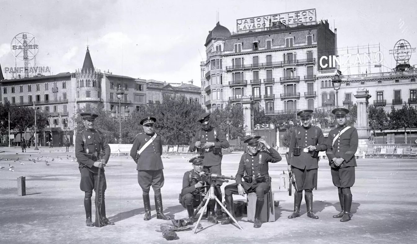 La Guàrdia d’Assalt instal·la metralladores a la plaça de Catalunya