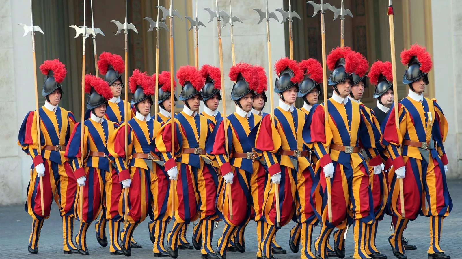 La funció principal de la Guàrdia Suïssa era protegir el papa, però amb el pas del temps va adoptar un rol cerimonial i era present en els actes litúrgics més destacats