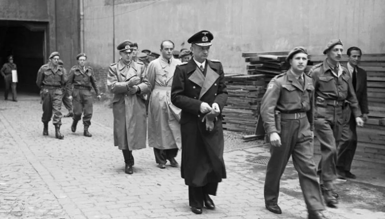 Karl Dönitz (al centre de la imatge) va ser el breu sucessor de Hitler