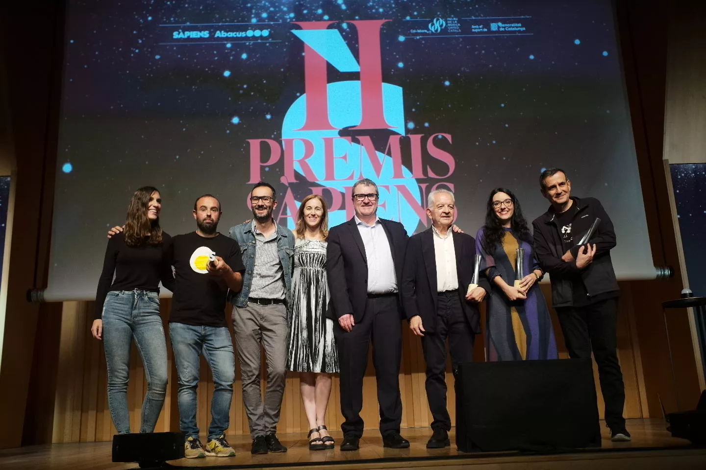Clàudia Pujol i Jordi Creus amb alguns dels premiats de la II edició dels Premis SÀPIENS