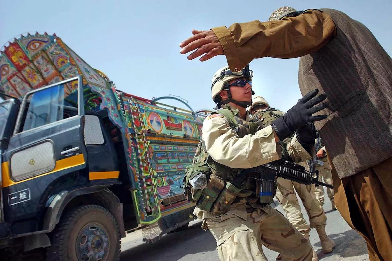A l’esquerra, mujahidins amb un llançador de míssils fabricat als Estats Units (1989). A la dreta, un soldat nord-americà escorcolla un home afganès (2003)