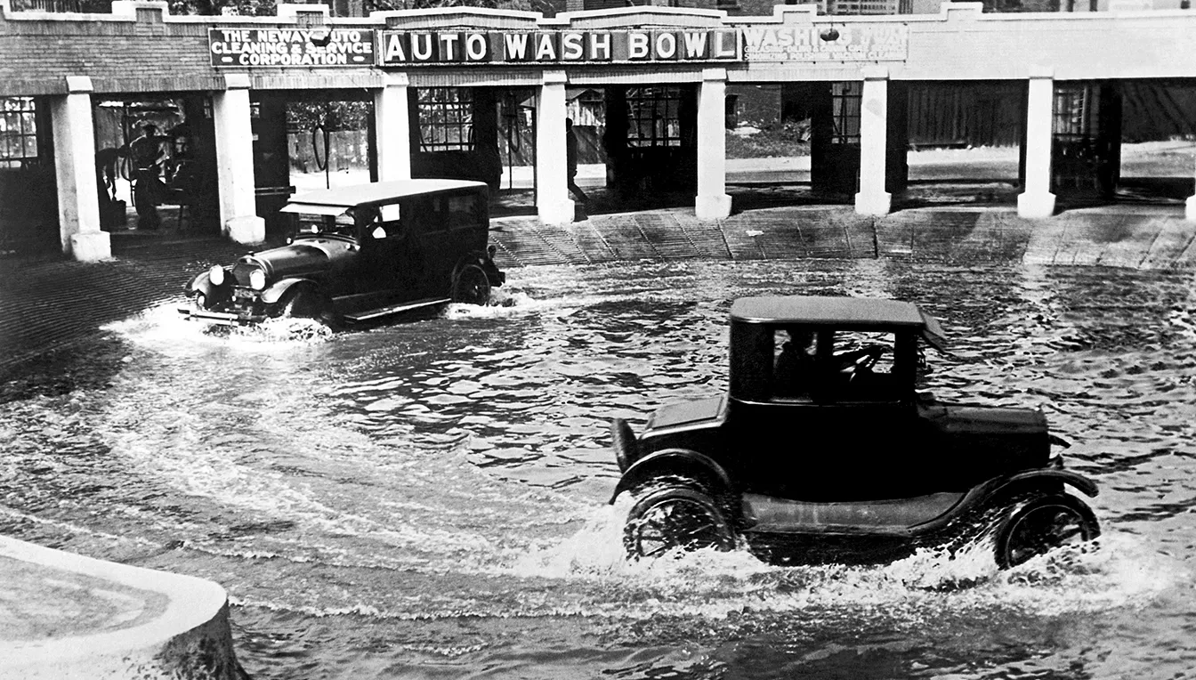 Dos cotxes donen voltes en un Auto Wash Bowl de Chicago, el 20 de setembre del 1924
