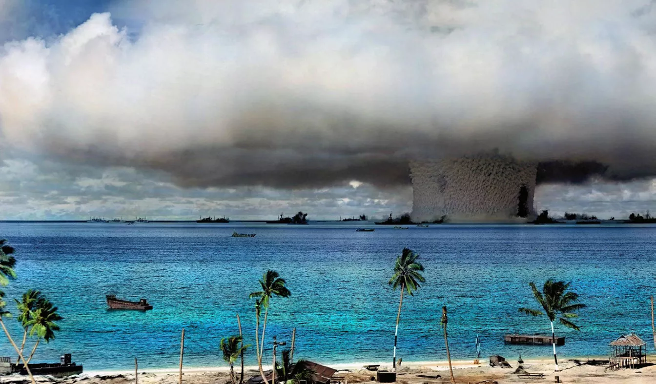 Explosió provocada per la segona prova de l’Operació Crossroads. El 25 de juliol del 1946, dins de l’atol de Bikini, una bomba submarina de 23 kilotons de potència es va detonar a 27 metres de profunditat