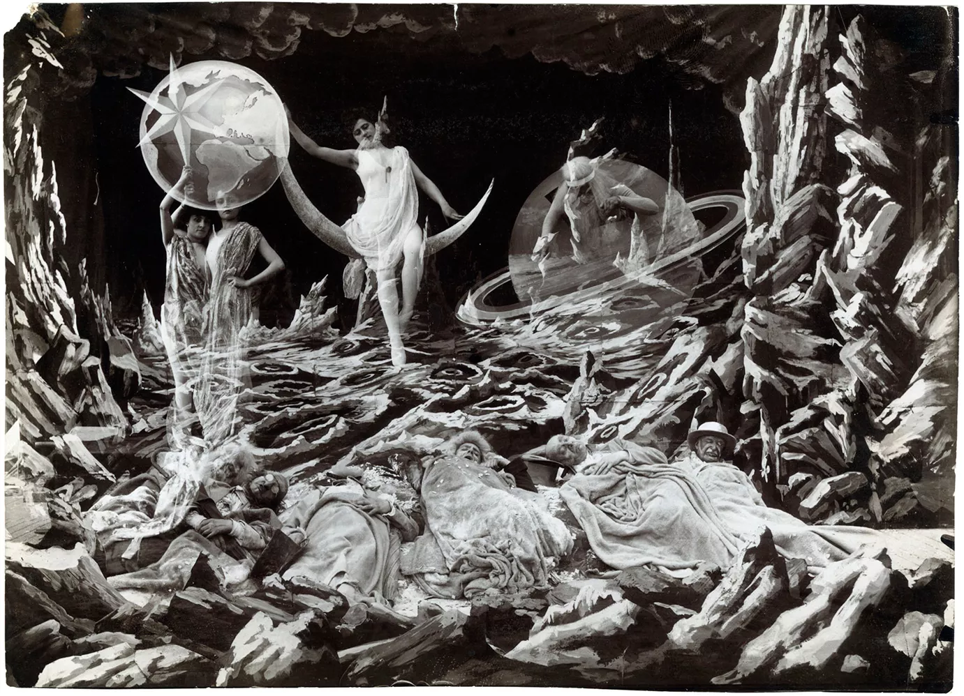 Al film 'Viatge a la Lluna', Georges Méliès adapta dues cèlebres novel·les: 'De la Terra a la Lluna', de Jules Verne, i 'Els primers homes a la Lluna', de H.G. Wells