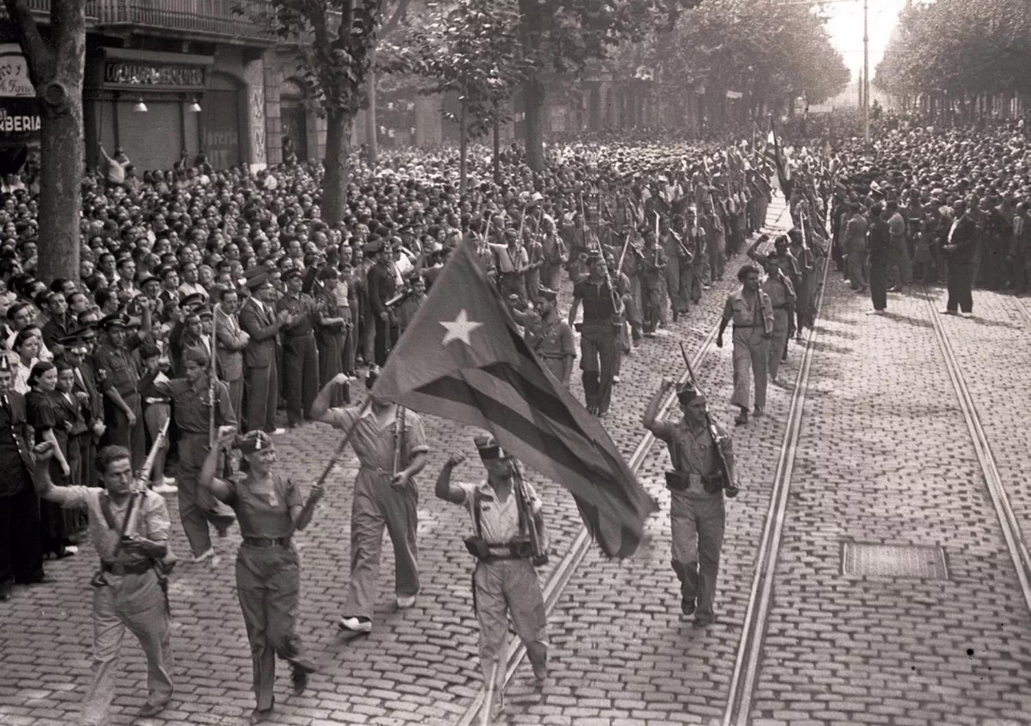Milícies d’Estat Català desfilen davant del monument a Rafael Casanova, amb motiu de la commemoració de l’11 de setembre del 1936