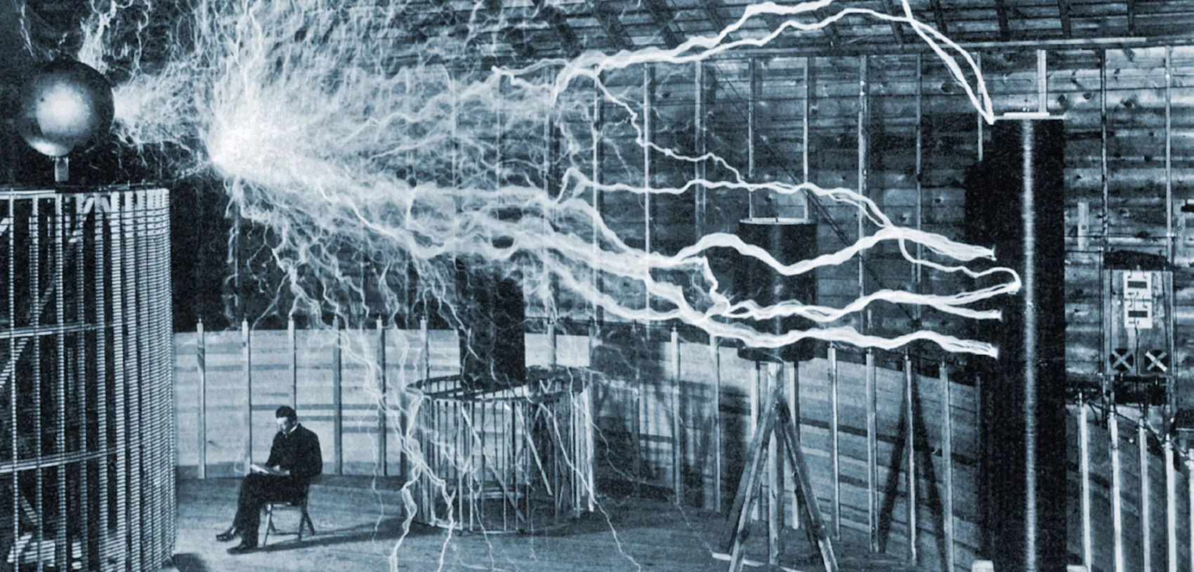 Tesla assegut al seu laboratori de Colorado Springs, el 1899