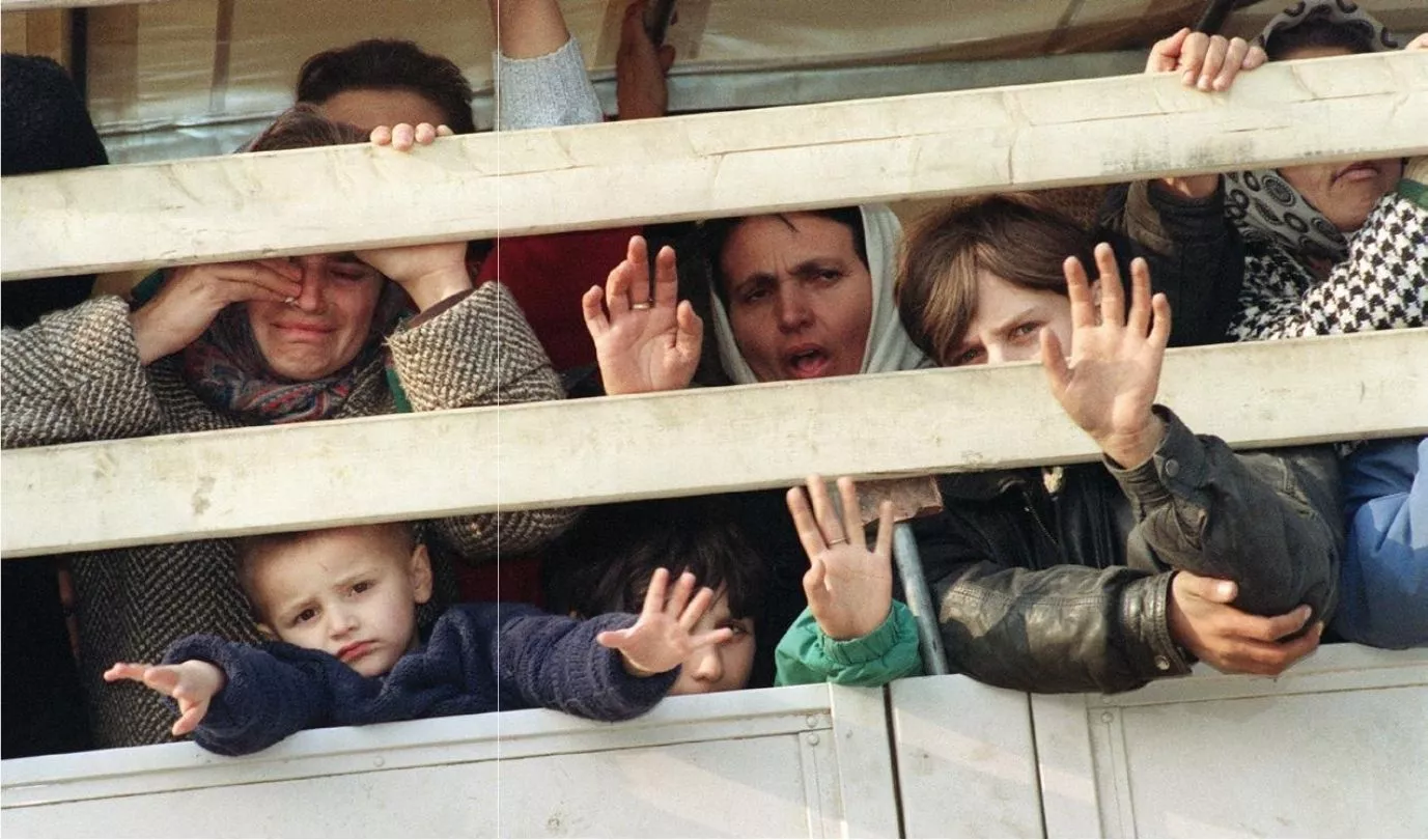 Refugiats musulmans marxen de Srebrenica en camions de les Nacions Unides, el març del 1993