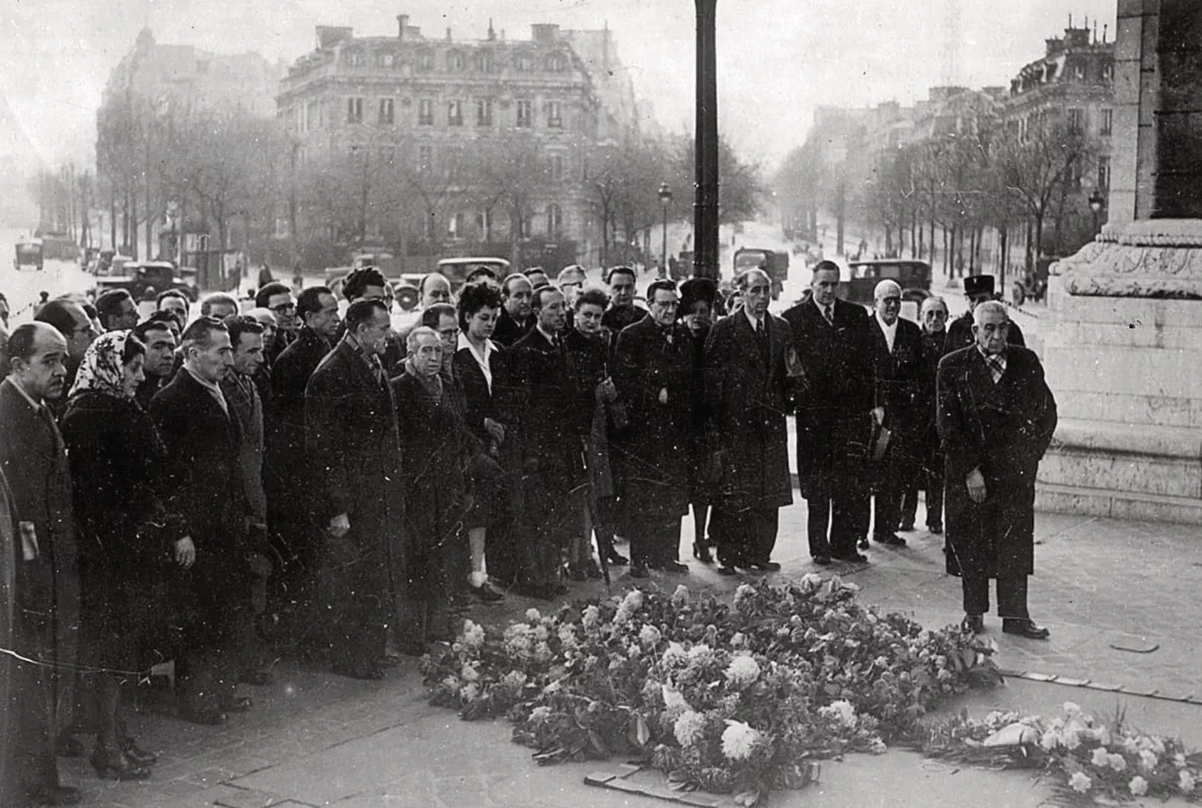 Josep Irla amb una delegació catalana que diposita un ram de flors a la tomba del soldat desconegut a l’Arc de Triomf de París