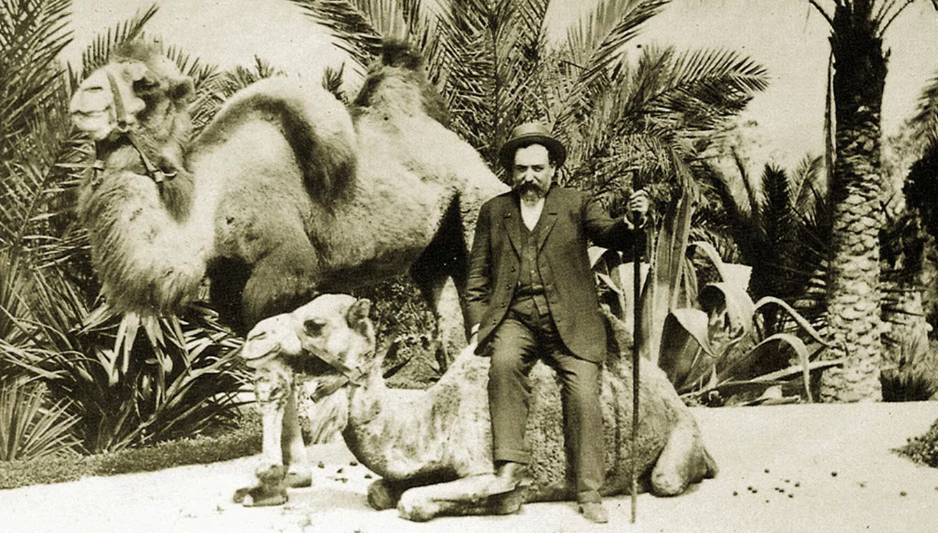 El col·leccionista Martí Codolar i dos dromedaris a la Granja Vella, embrió del zoo