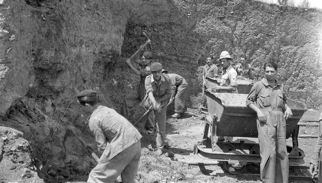 Al jaciment hi van treballar homes de la 4a Companyia del Batalló Figueres 71, del Batalló Disciplinari de Soldats Treballadors número 46 i soldats de lleva