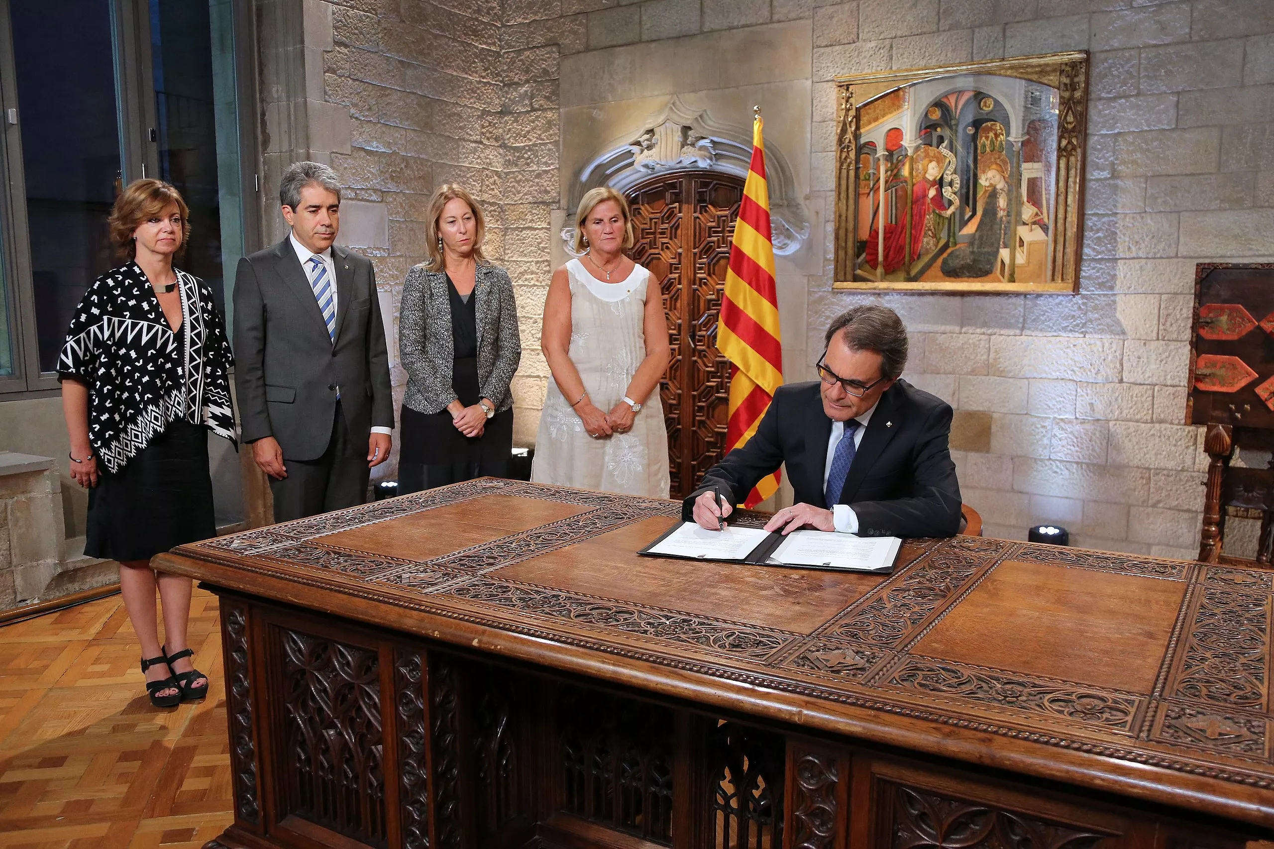 Artur mas signant convocatòria eleccions al Parlament de Catalunya 2015