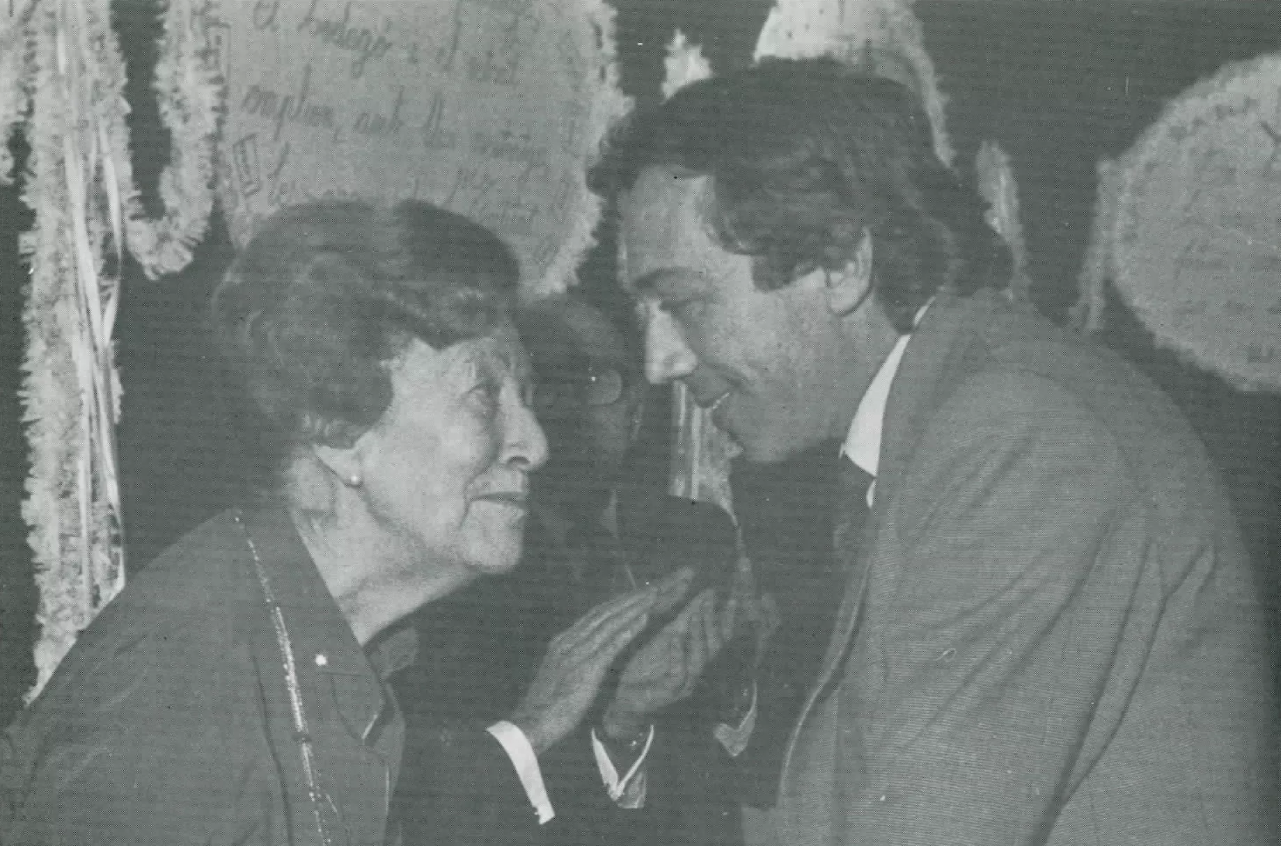 Paulina Pi de la Serra saluda saluda l'alcalde de Terrassa Manuel Royes l'any 1983