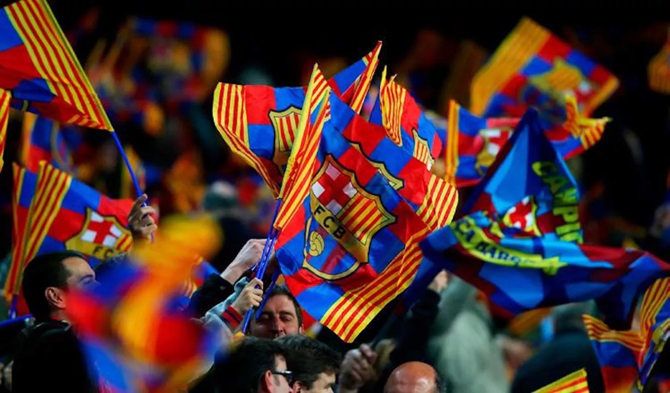 L'afició del F.C. Barcelona ondejant les banderes durant un partit
