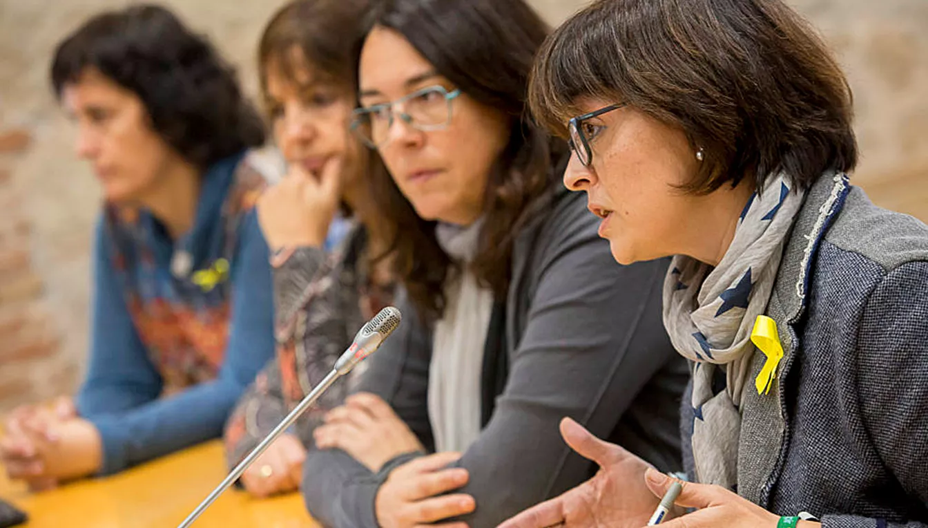 La primera presidenta de l'Associació Catalana pels Drets Civils, Meritxell Lluís, acompanyada de Diana Riba, durant l'acte de presentació de l'ACDC