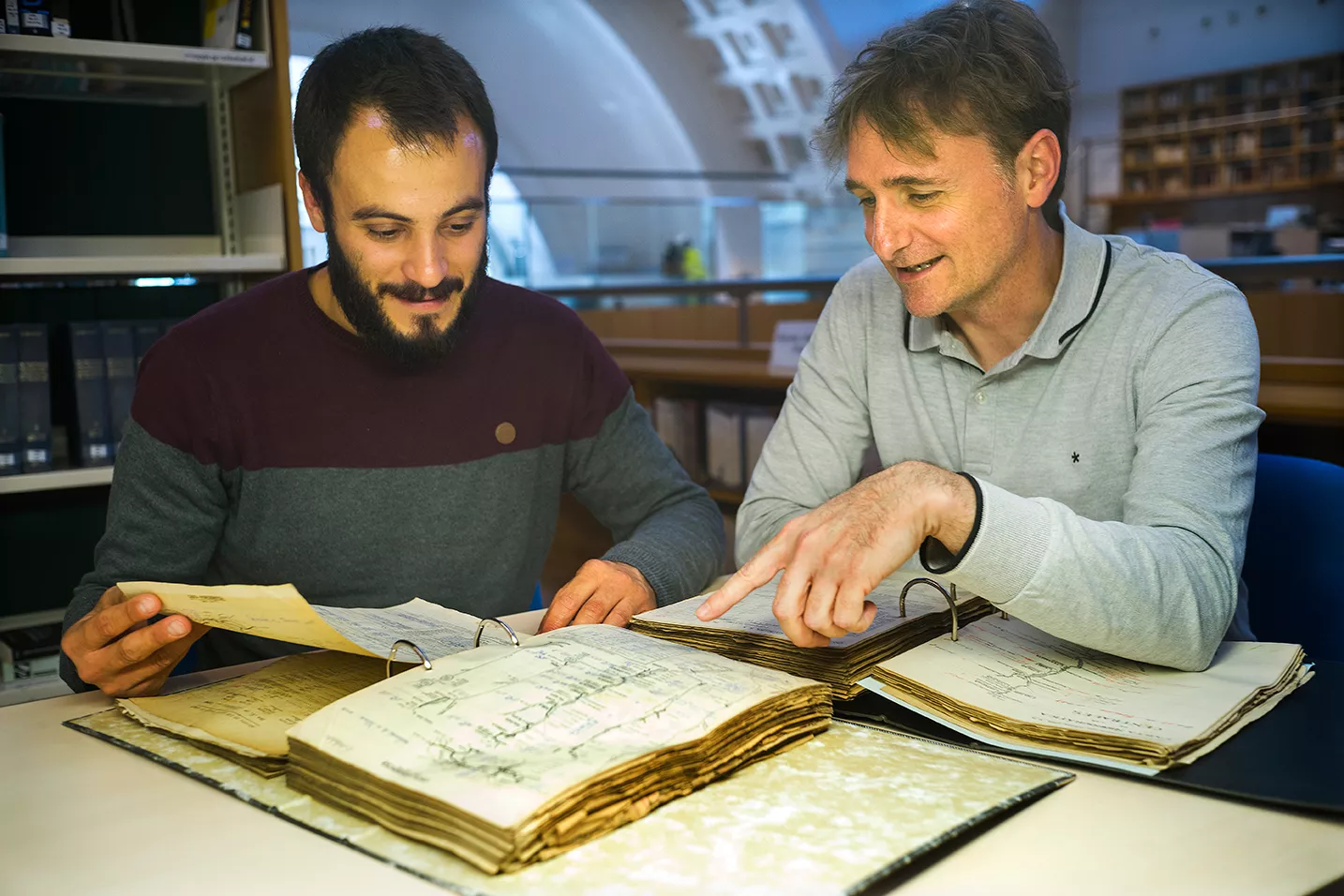 Toni Mera (esquerra) i Marc Prohom amb algunes de les cartes hidrogràfiques cedides per Endesa