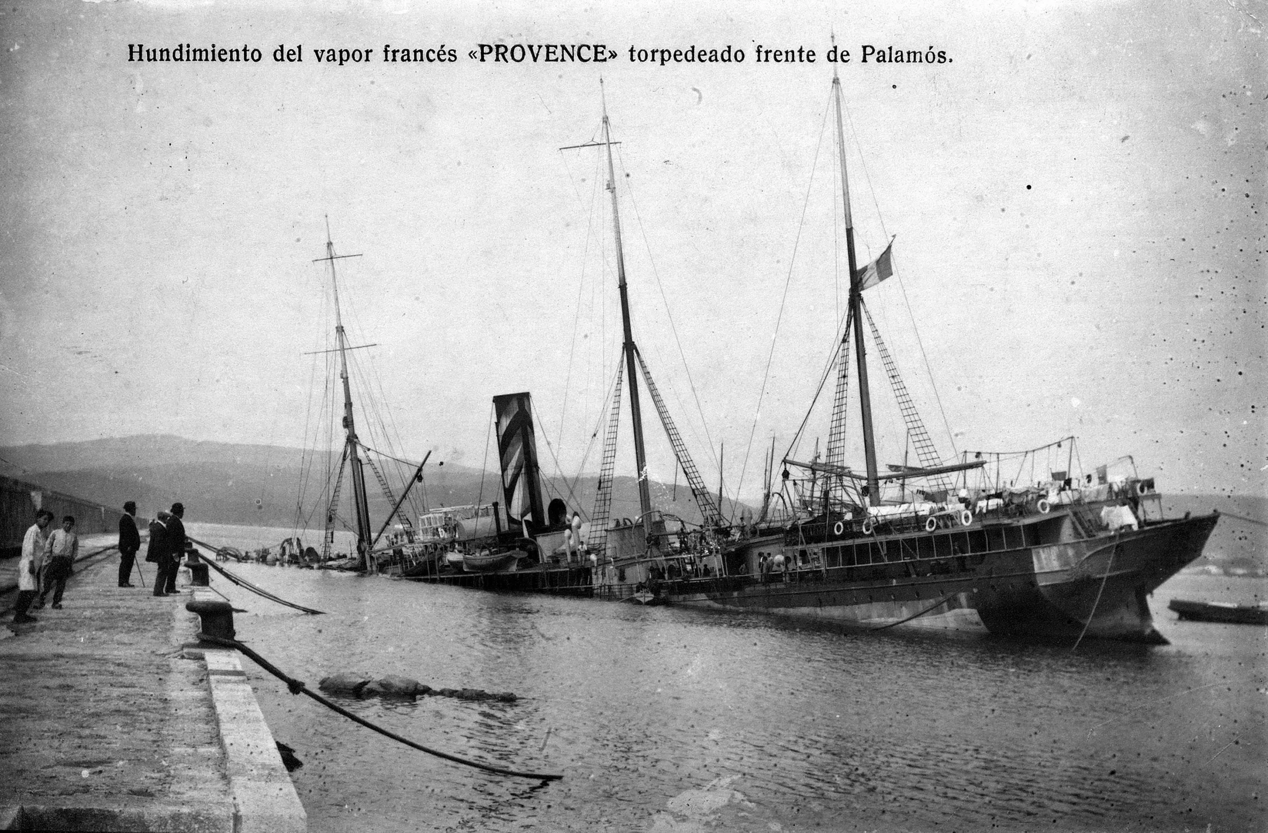 El vapor francès 'Provence' enfonsant-se torpedinat per un submarí a mitja milla de la costa de Palamós