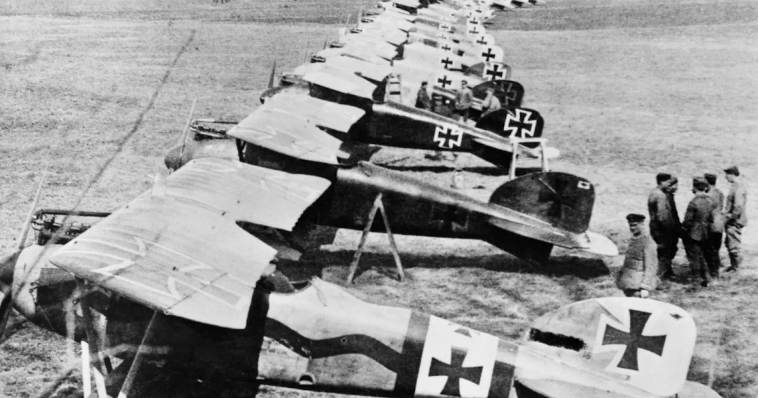 La guerra va accelerar el desenvolupament militar dels avions en un moment en què els aparells servien sobretot per fer exhibicions i primeres gestes. A la foto, la flota aèria alemanya
