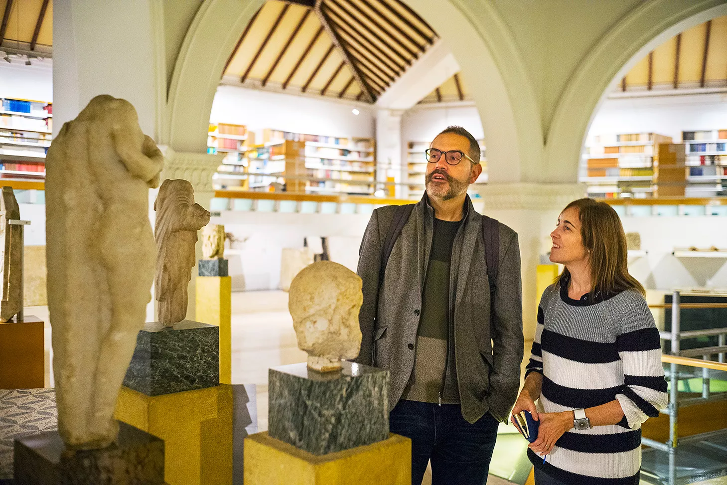 El conegut poeta i hebraista Manuel Forcano ens fa de guia en una visita al Museu d'Arqueologia