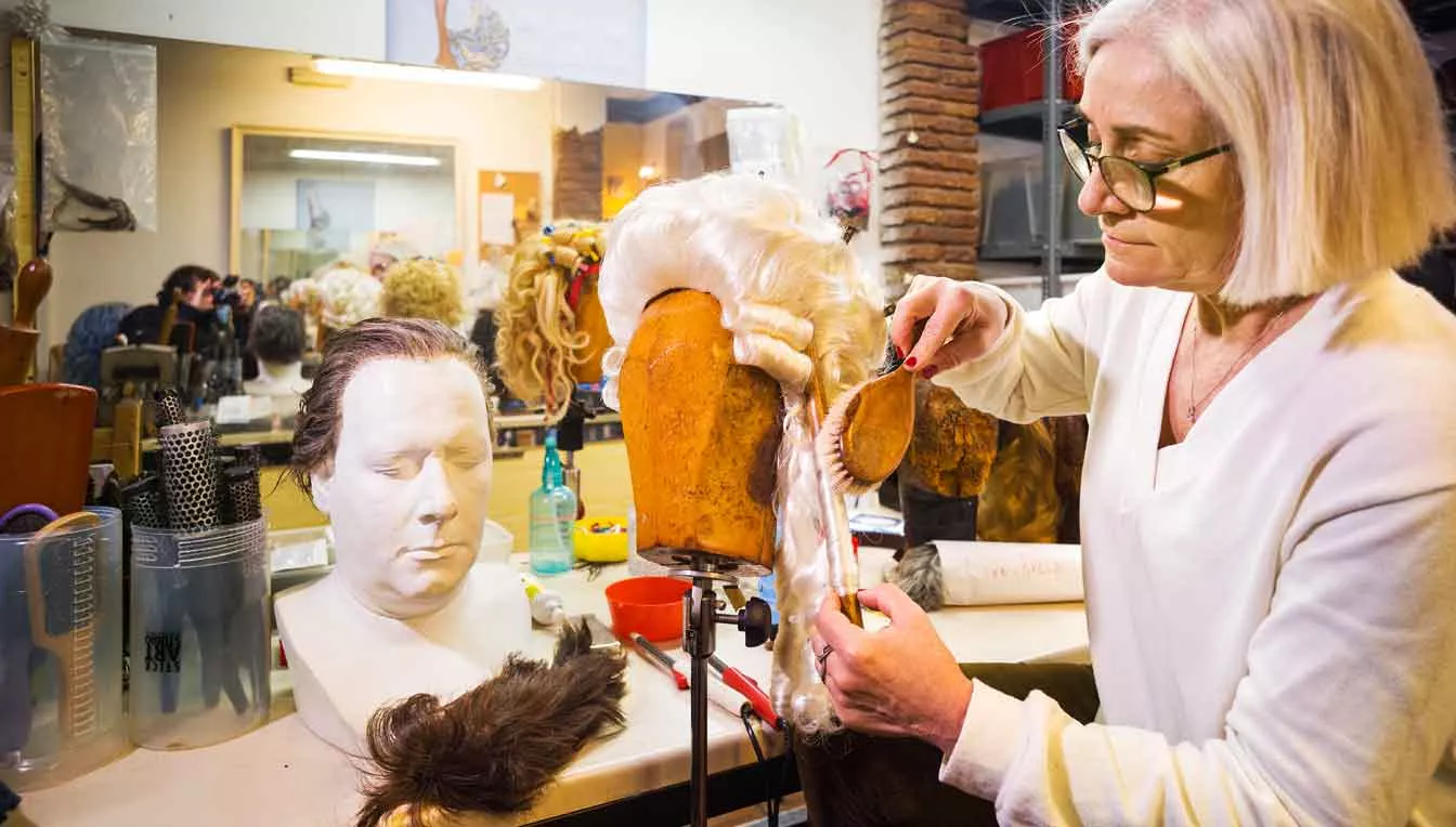 Els Marqués fan perruques amb cabells naturals per a teatre, cinema i televisió