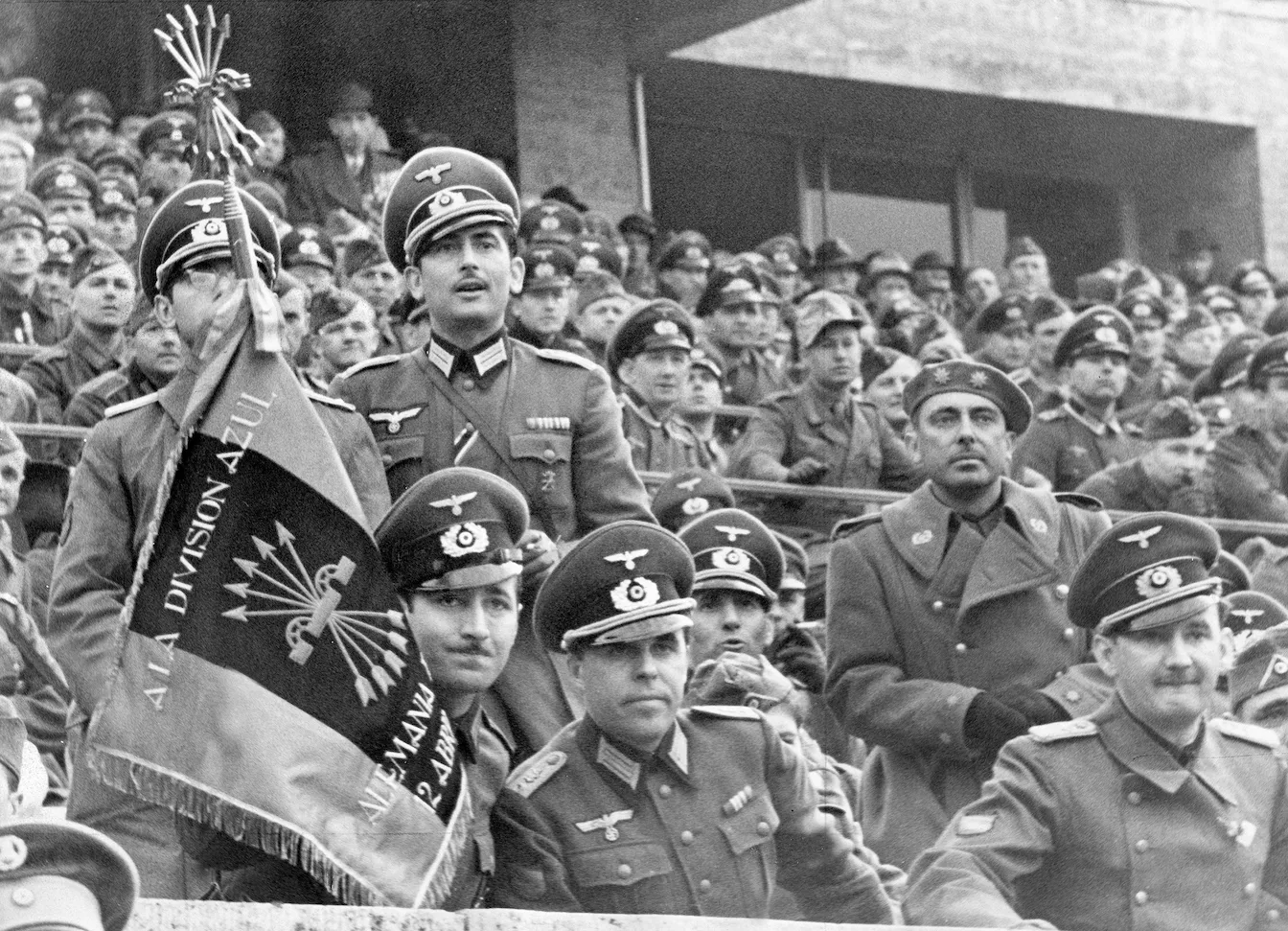 Membres de la División Azul assisteixen a un partit amistós entre les seleccions alemanya i espanyola de futbol a l'Estadi Olímpic de Berlín, el 1942