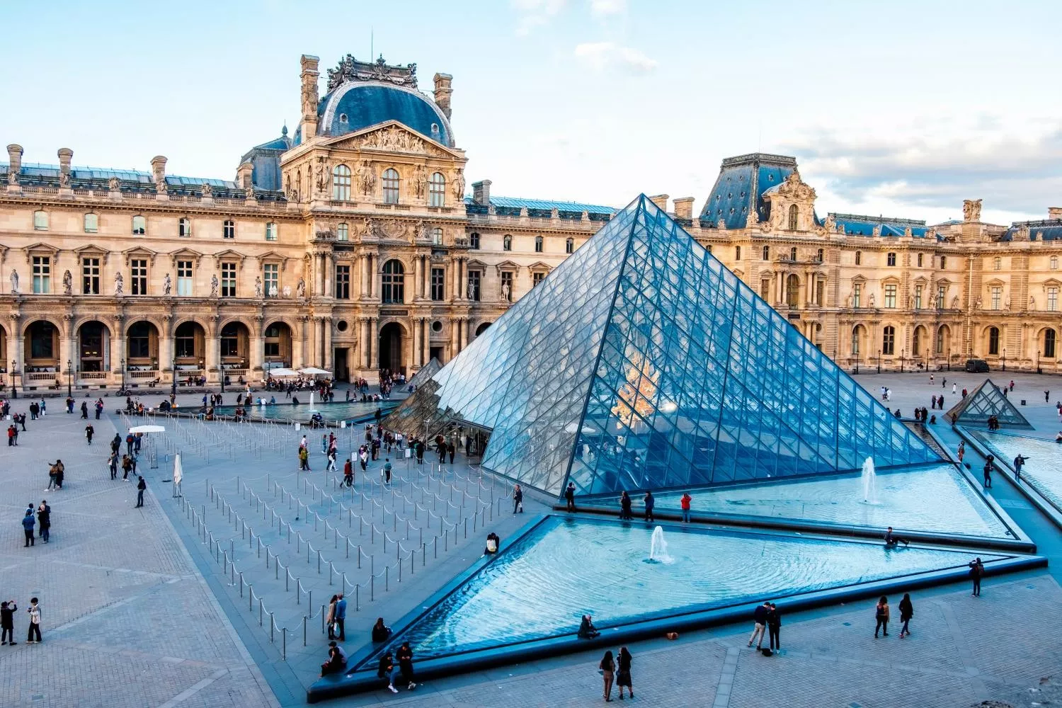 A Bénédictus segur que li hauria fet il·lusió veure com el seu vidre laminat era utilitzat per construir la piràmide del Louvre