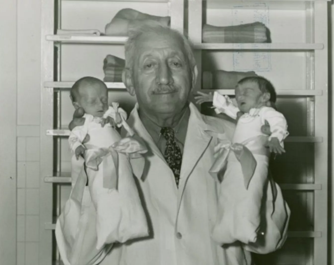 Martin Couney, el 'doctor incubadora', amb dos bebès prematurs