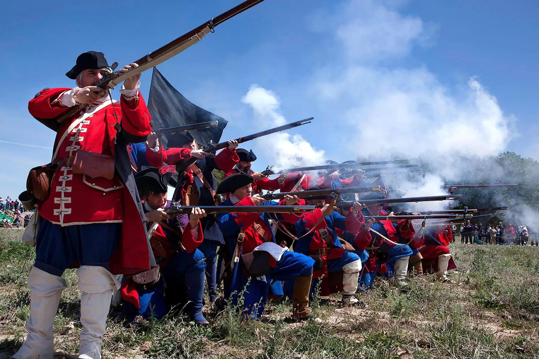 Un regiment de miquelets dispara en una recreació històrica