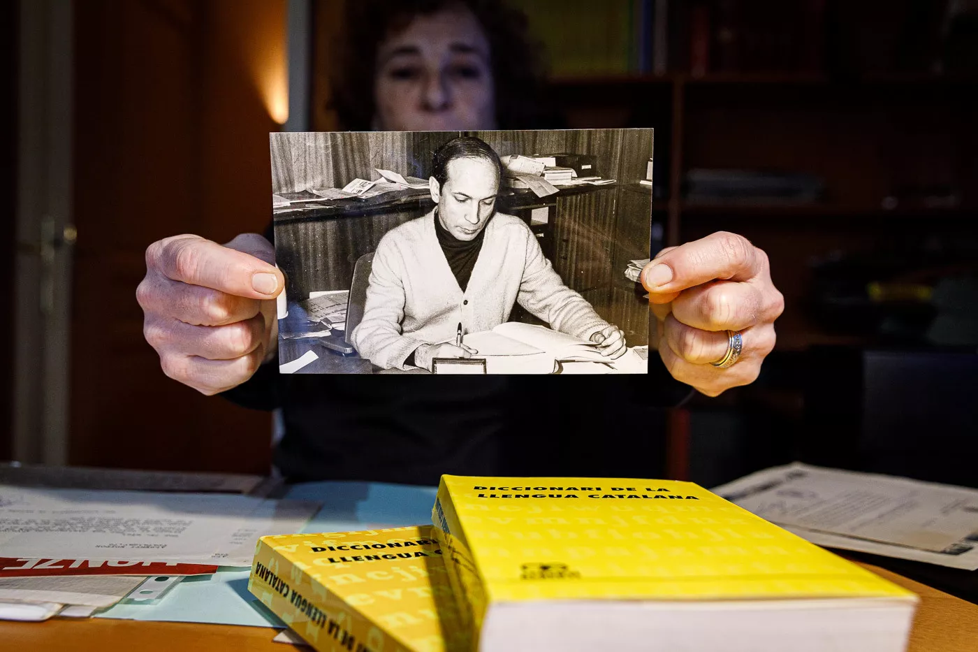 L’Elisenda Albertí ensenya una foto del seu pare, Santiago Albertí, treballant sense parar al seu despatx