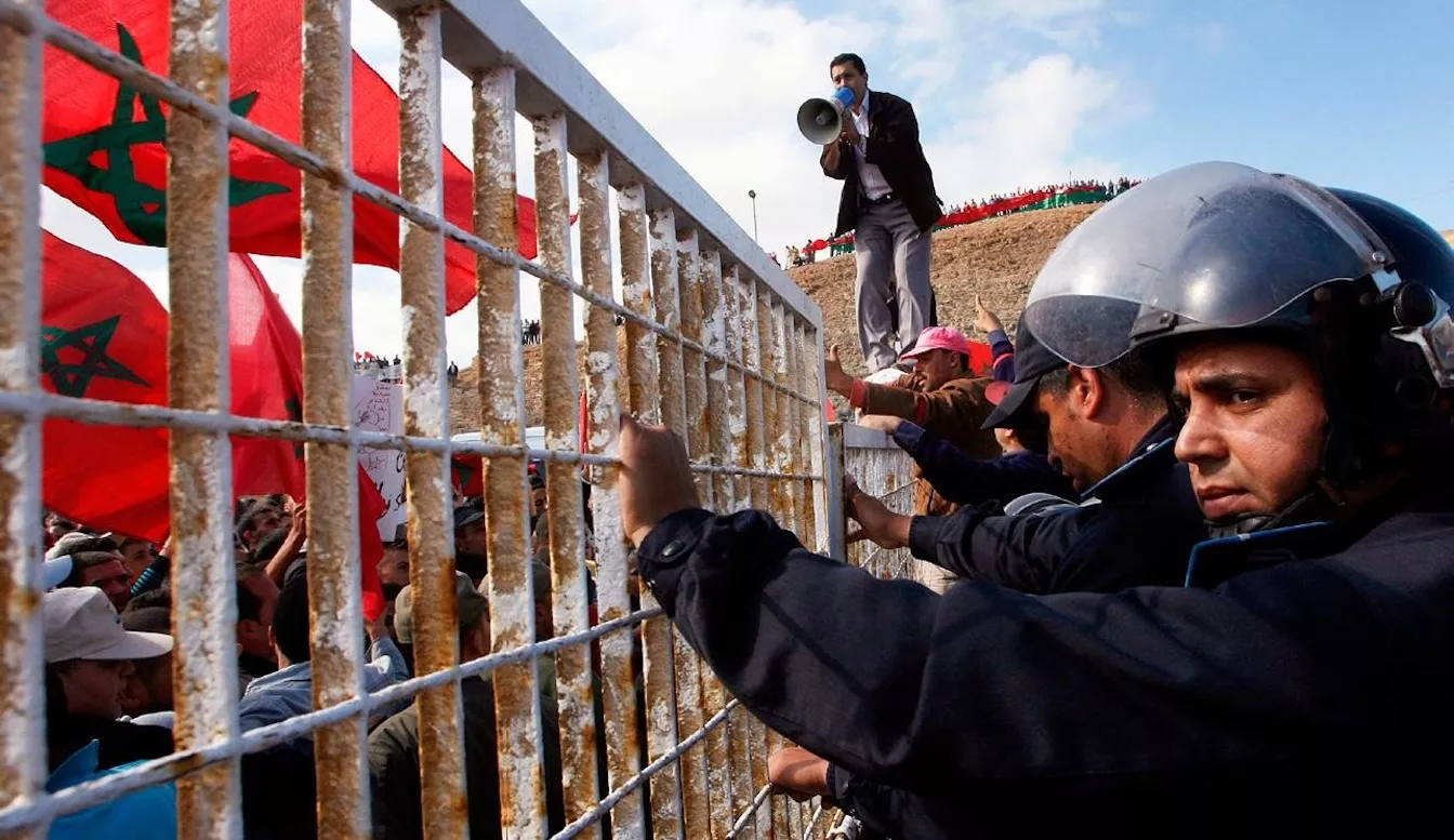 Marroquins es manifesten contra la visita dels reis d’Espanya el 2007, a la tanca d’accés a Ceuta