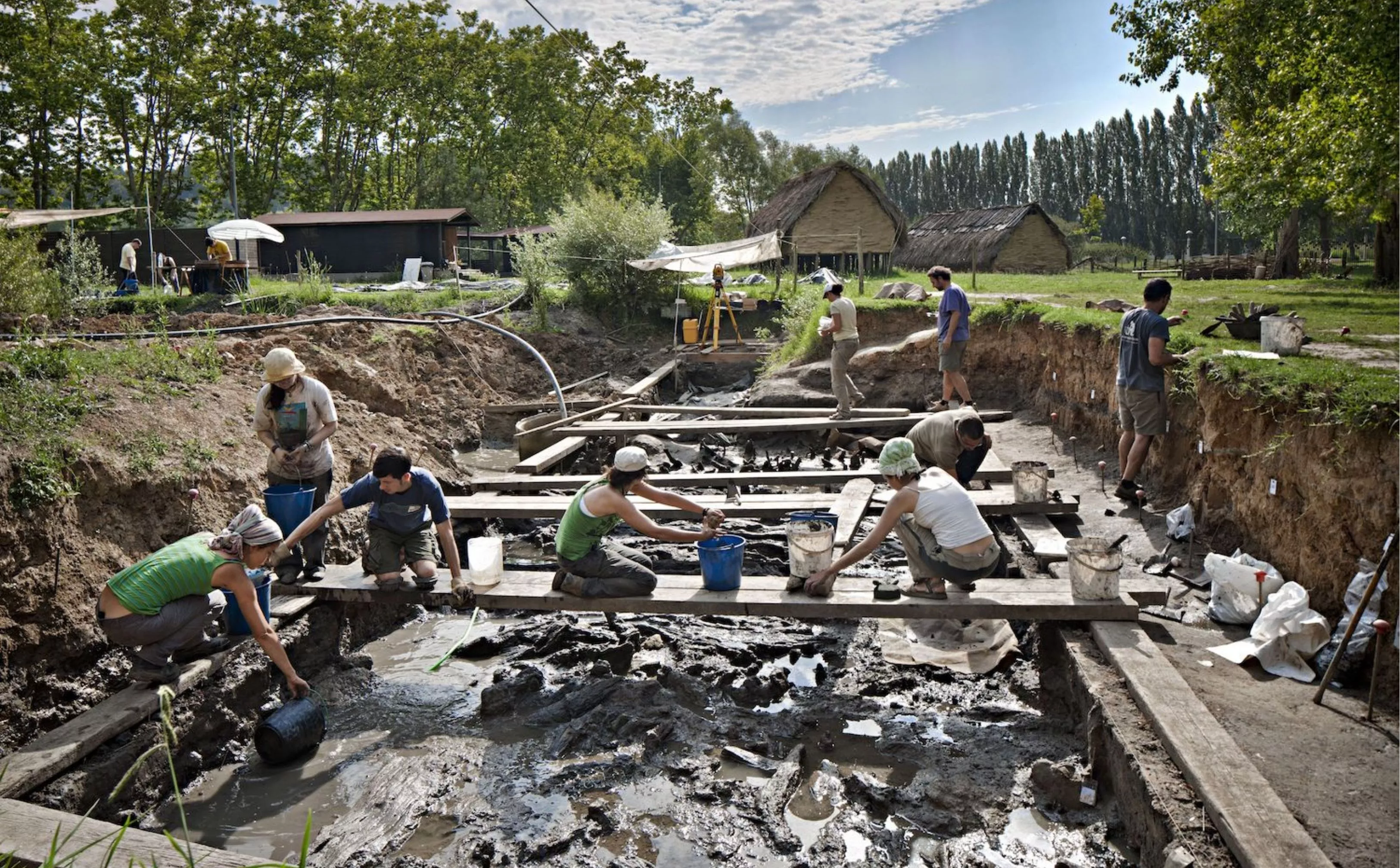 La zona actual d’excavació és un rectangle d’uns 50 m2. L’aigua es filtra de l’estany i obliga a treballar sobre llistons