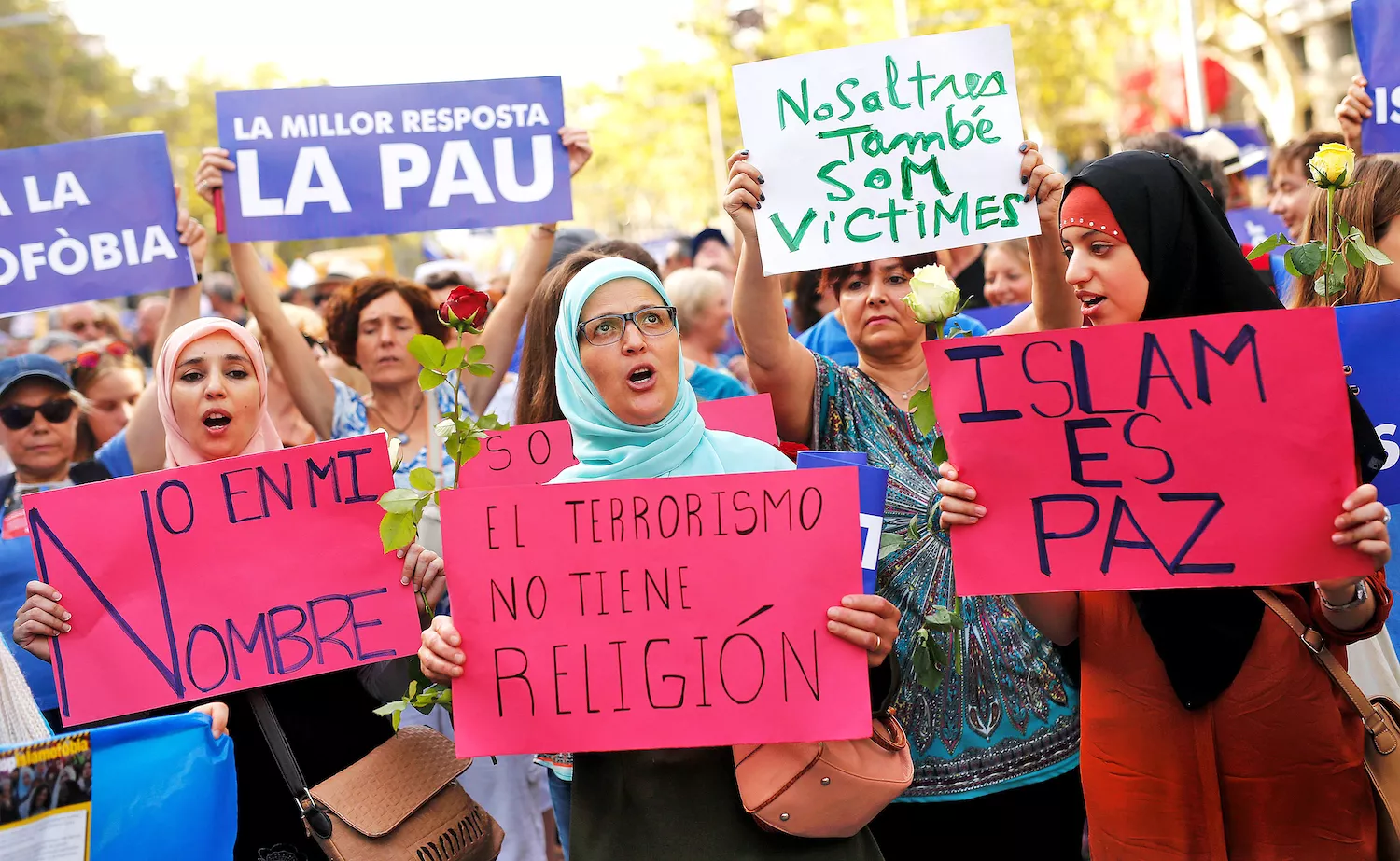 Dones musulmanes participen en la manifestació del 26 d’agost de 2017 a Barcelona, en contra dels atemptats terroristes i en solidaritat amb les víctimes