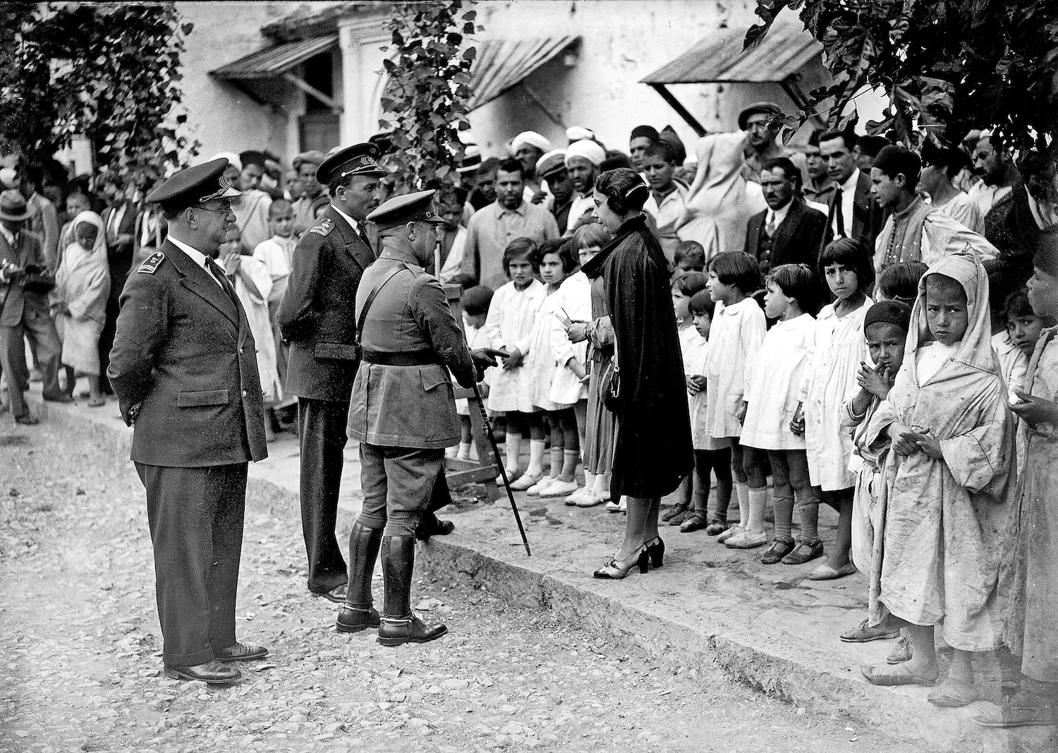 El general Gómez Jordana, alt comissari espanyol del protectorat del Marroc, conversa a Xauen amb la qui va ser la primera mestra espanyola d’aquesta població, el juliol del 1930