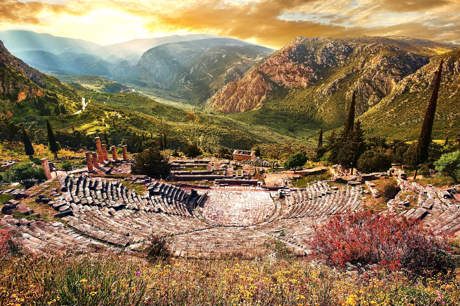 El teatre de Delfos, del segle IV aC, està construït al vessant de la muntanya, sobre el santuari d’Apol·lo, i oferia als seus 5.000 espectadors una vista espectacular