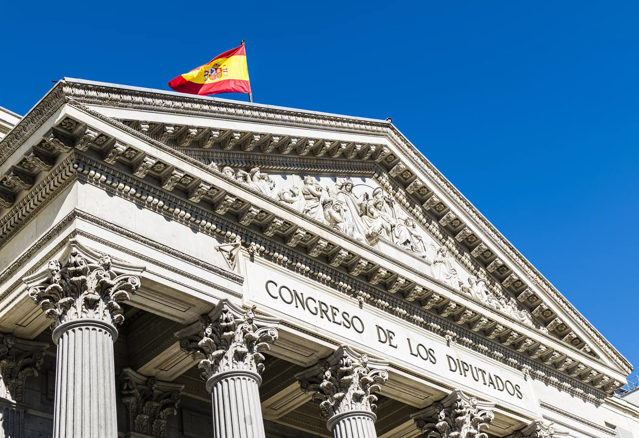 El projecte de Constitució va ser aprovat per les Corts Generals, en sessió conjunta del Congrés i el Senat, el 31 d’octubre del 1978, i pels ciutadans espanyols en referèndum el 6 de desembre del mateix any