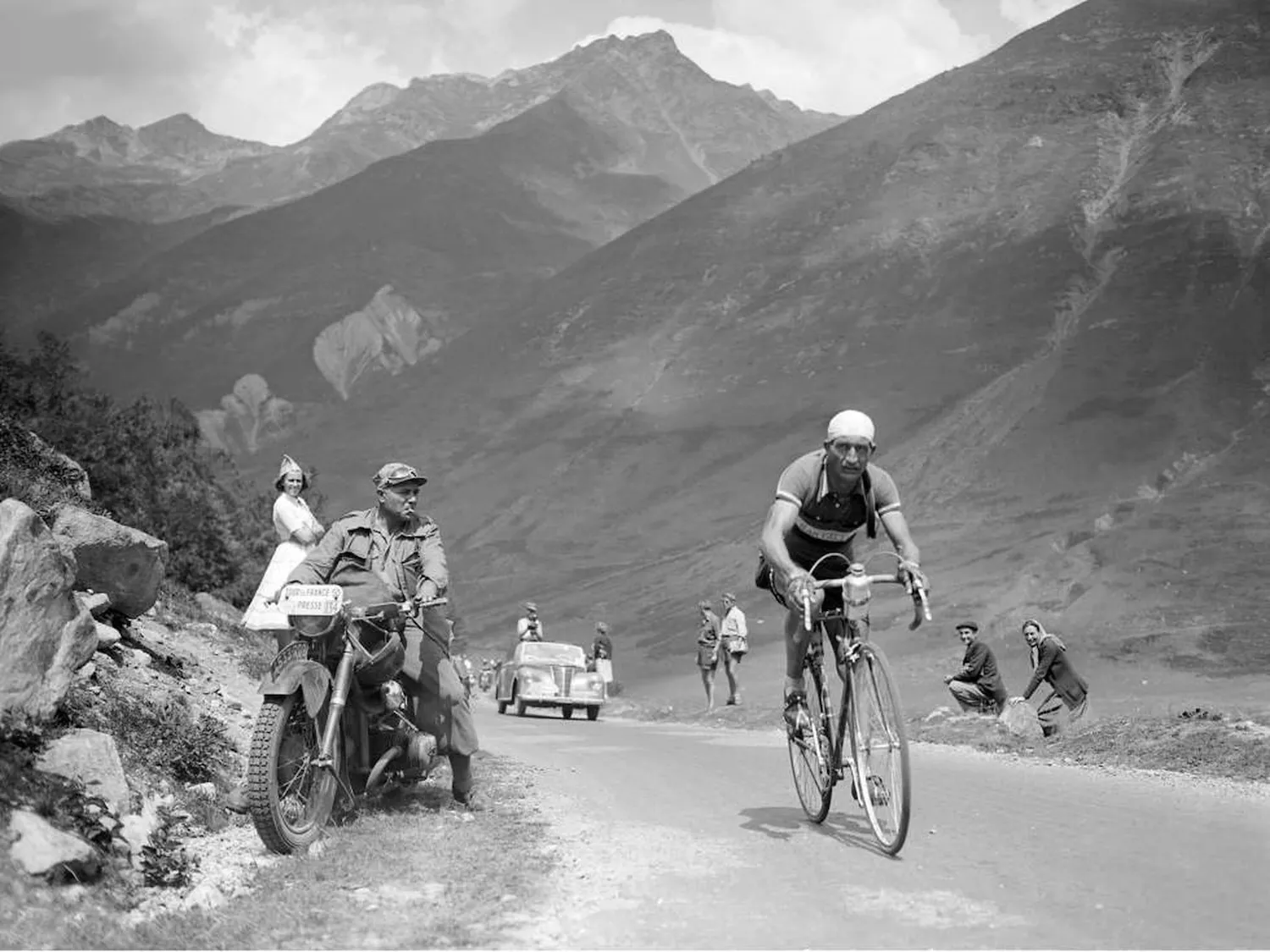 Bartali té el rècord d’haver guanyat dos Tours amb més anys de diferència, el del 1938 i el del 1948. Entremig, va fer de missatger durant la guerra