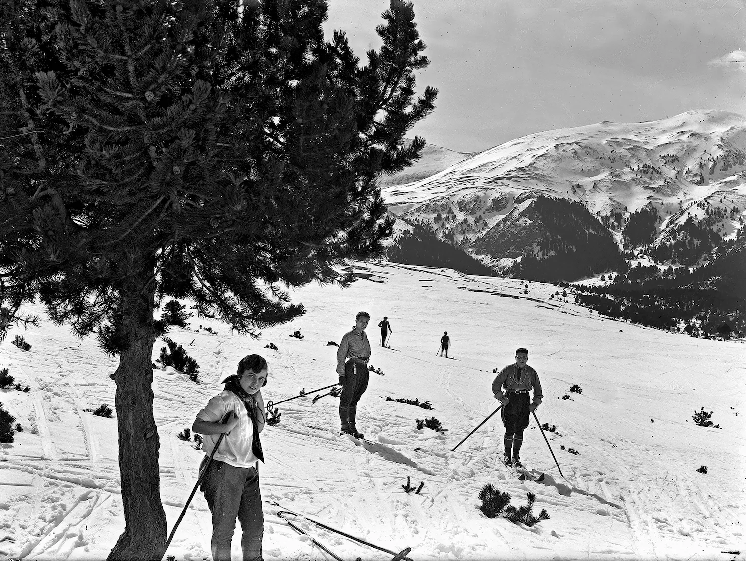 Els pioners de l’esquí pujaven a la zona de la collada de Toses i la Molina per fer descensos. Amb el temps, l’indret va acollir la pista d’esquí que coneixem avui