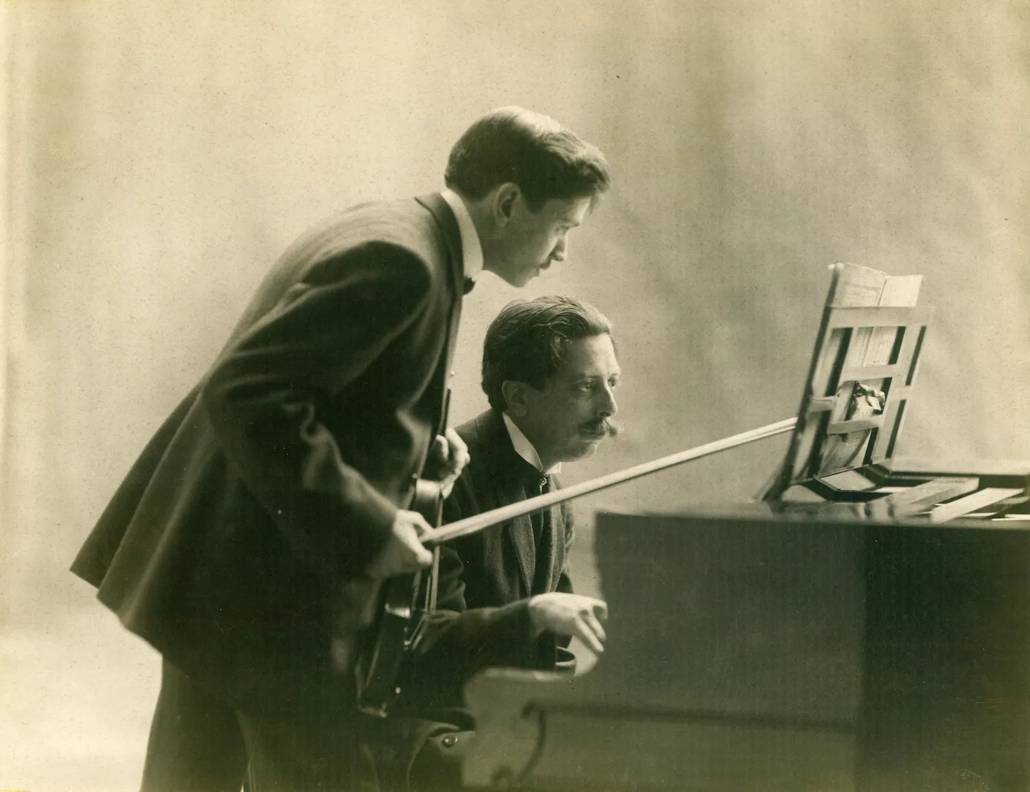 Imatge del compositor Enric Granados amb el violinista Marià Perelló feta el maig del 1908