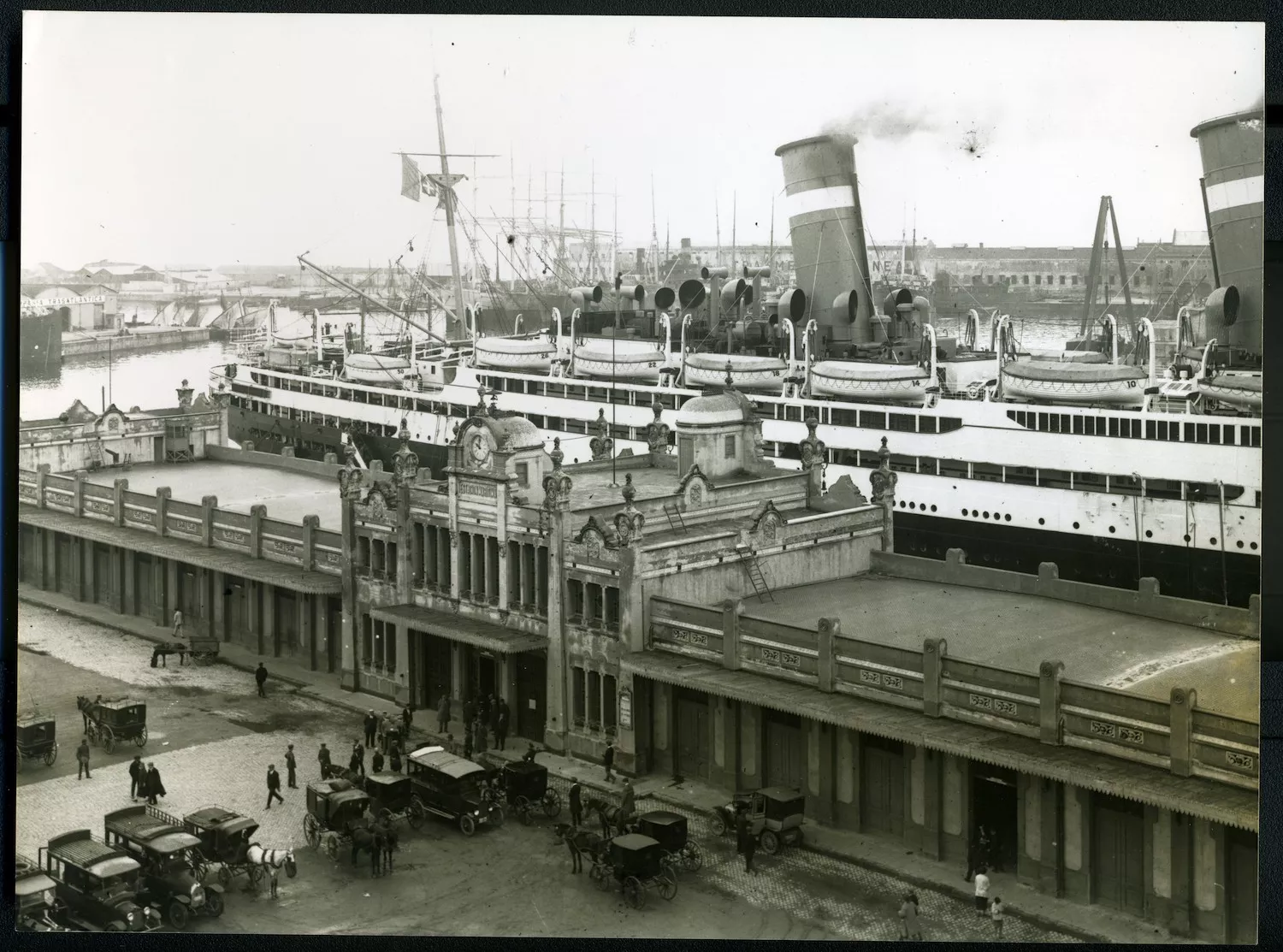 L’estació Marítima Internacional de Barcelona l’any 1924. En segon terme es veu el vapor de passatgers ‘Conte Rosso’ amarrat al port. Al fons, el Moll nou.