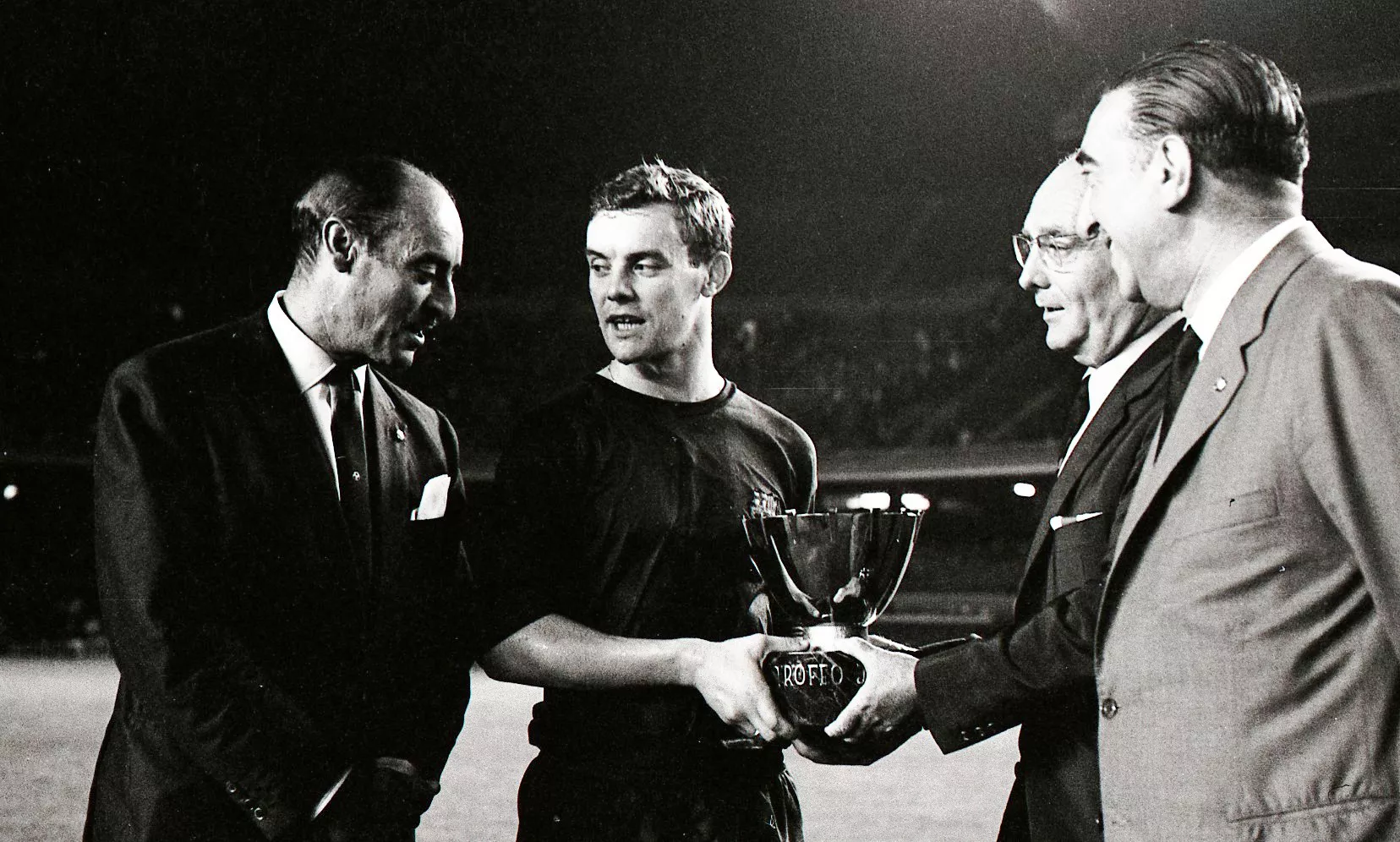 Aquesta foto d’Horacio Seguí reprodueix el moment en què el Barça guanya el primer trofeu Gamper l’estiu del 1966