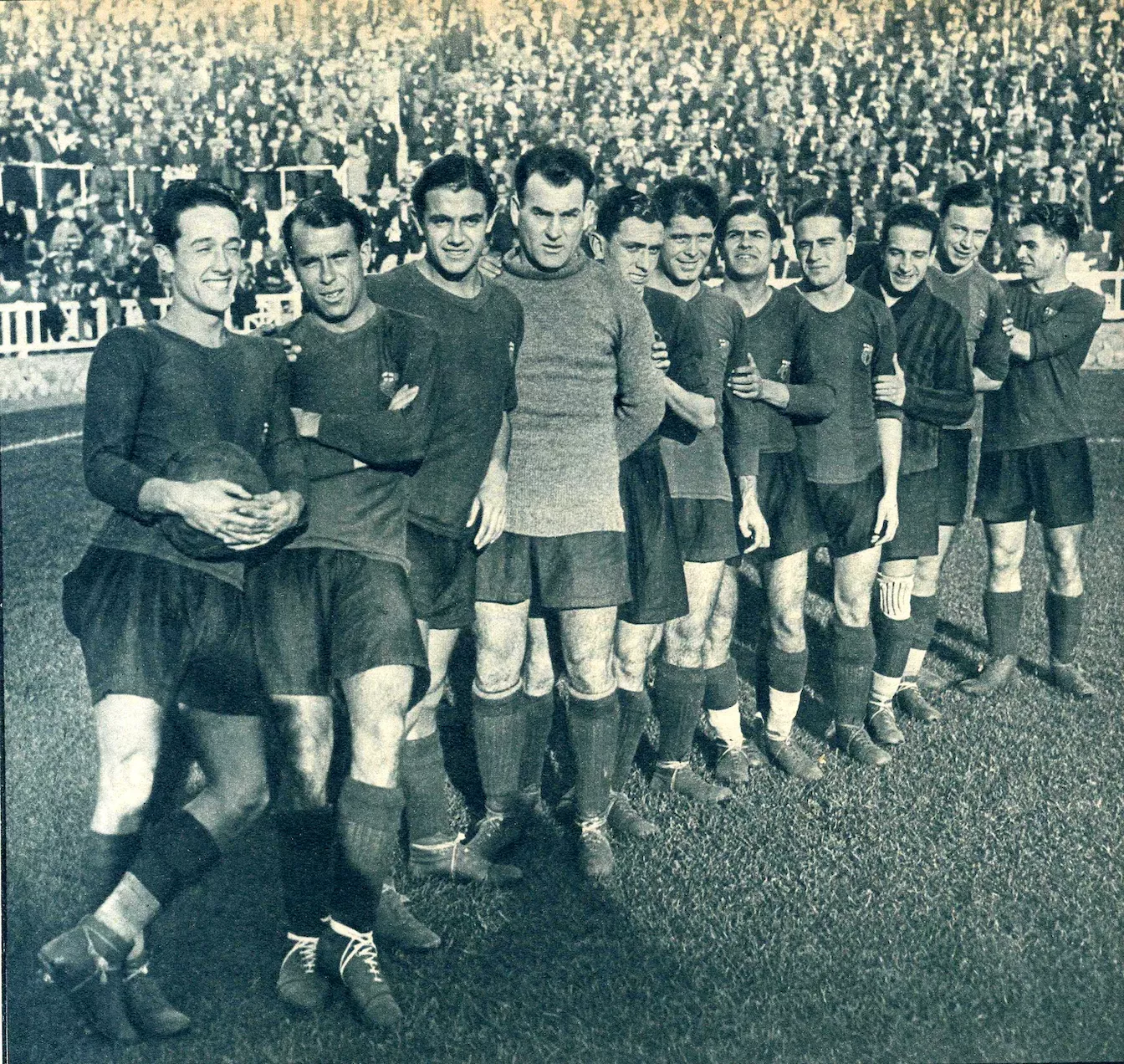 Dels deu equips, el Futbol Club Barcelona era el més potent, si tenim en compte la capacitat dels camps respectius