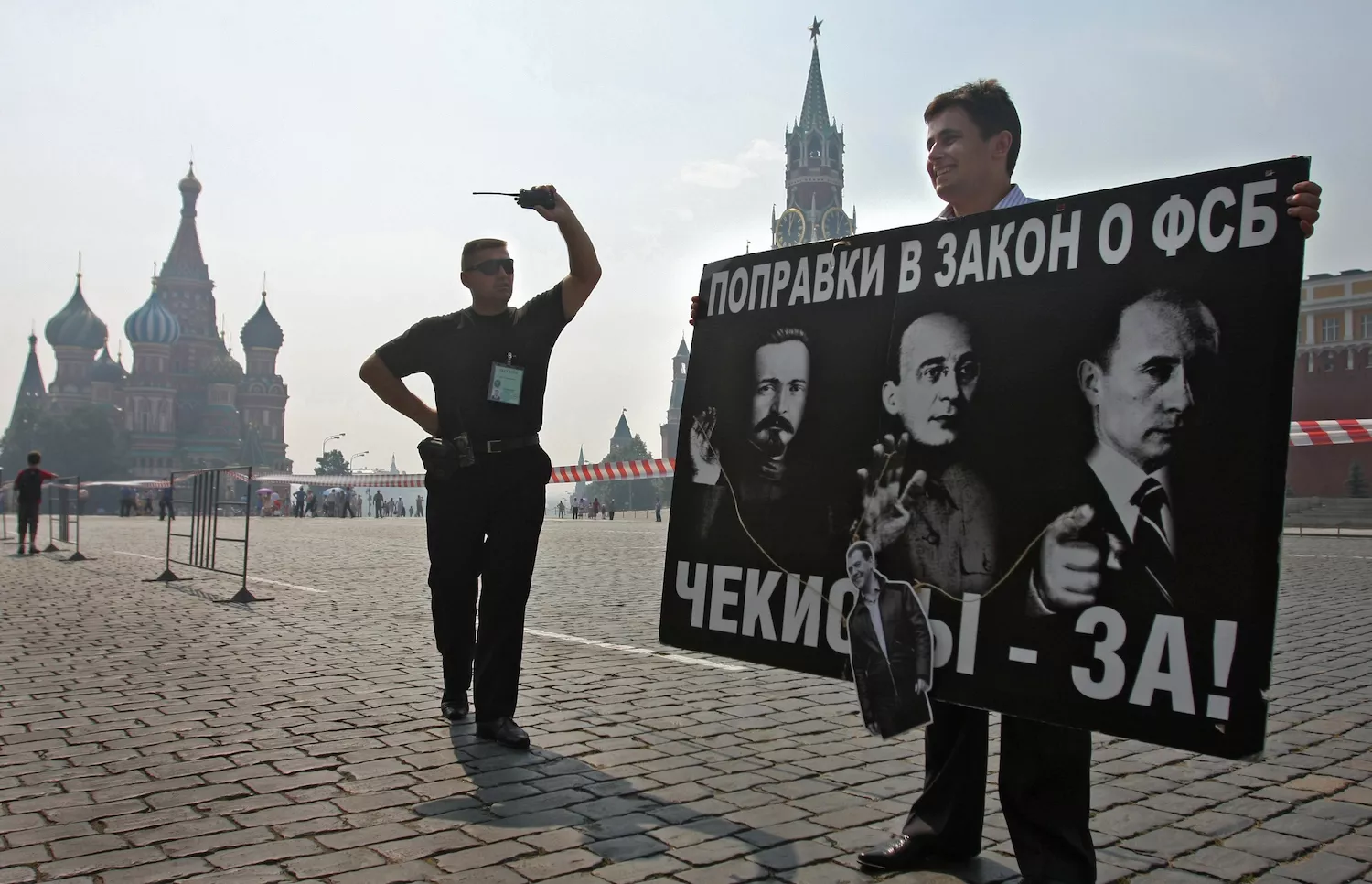 Un opositor del partit Iabloko es manifesta a la plaça Roja de Moscou el 2010. La pancarta mostra Putin amb Dzerzhinski, el fundador de la policia secreta bolxevic, i Beria, el seu director en temps de Stalin