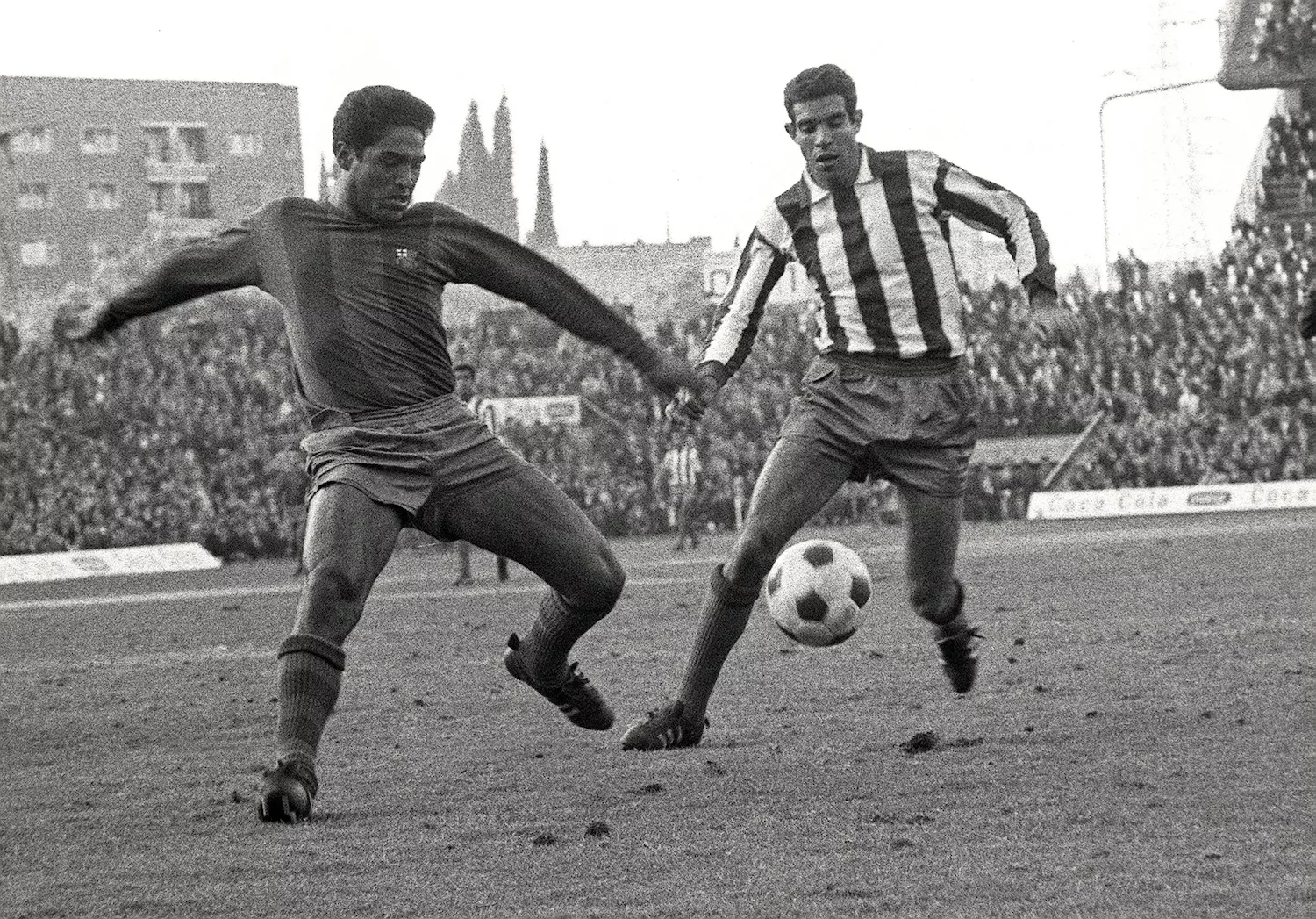 Benítez s’enduu la pilota davant de Luís Aragonés, en un partit de Lliga a l’estadi de l’Atlético de Madrid l’1 de novembre del 1966