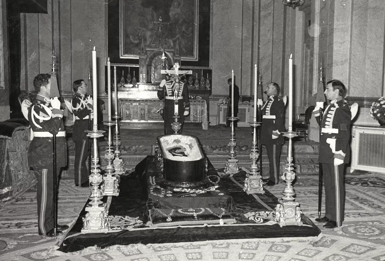 El 22 de novembre del 1975 es va instal·lar la capella ardent de Franco al Palacio de Oriente