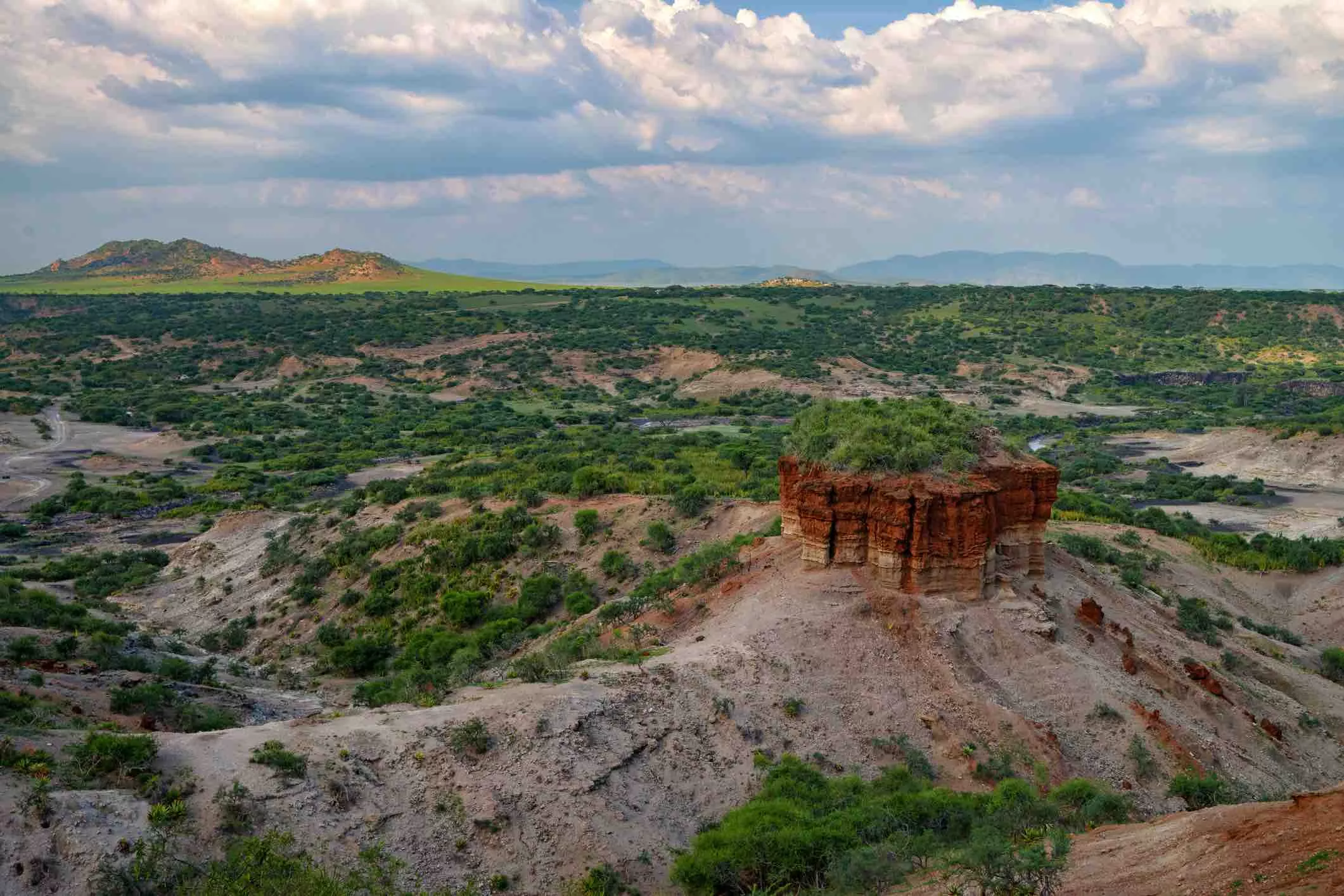La gorja d’Olduvai, amb la silueta en primer terme de la formació rocosa coneguda com el 'monòlit'