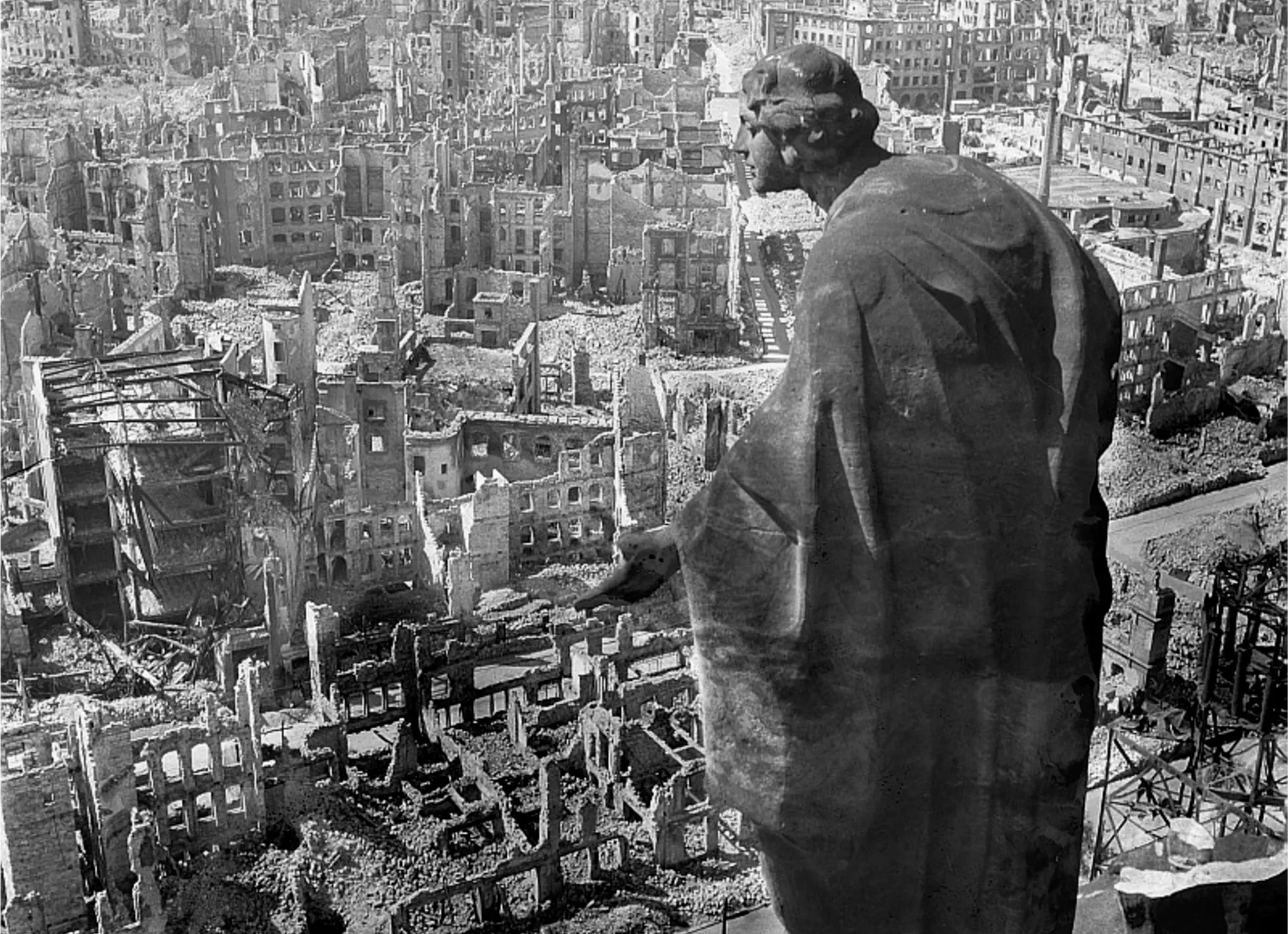 A banda d’Hamburg, una de les ciutats més castigades va ser Dresden, on els bombarders aliats van llançar 3.900 tones de bombes i artefactes incendiaris