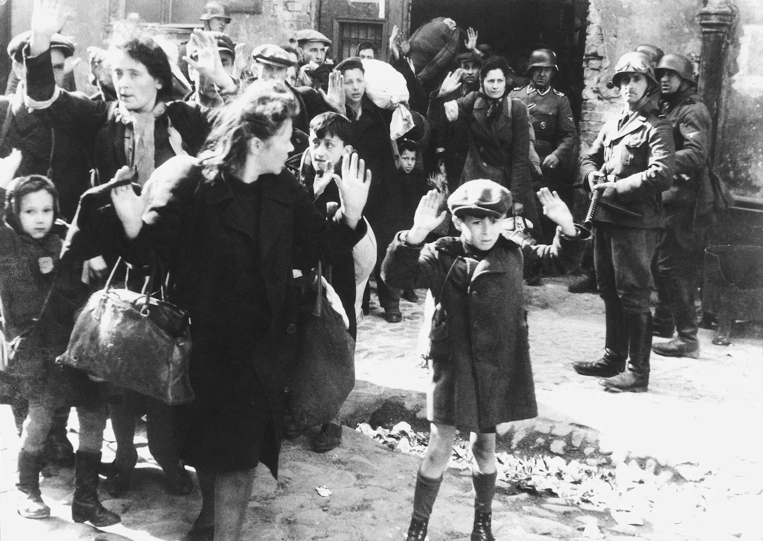Deportació massiva del gueto de Varsòvia després de l’aixecament antinazi, el maig del 1943. Fotografia de l’informe adreçat a Heinrich Himmler
