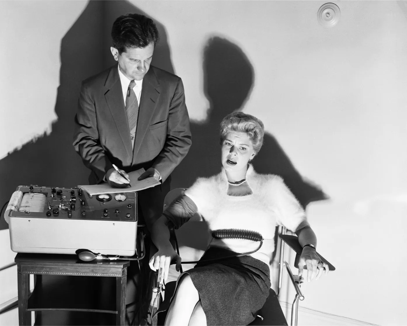 El criminòleg de la Northwestern University Fred Inbau aplica un test amb polígraf a l’actriu Betsy Palmer, en una imatge del 1954