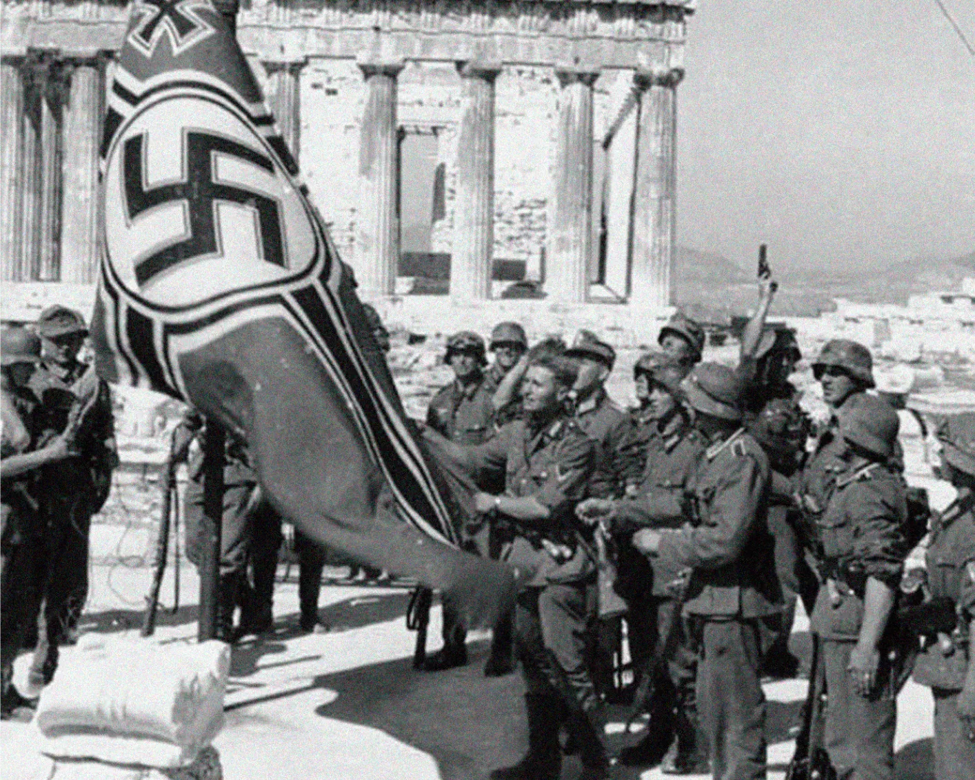 Soldats alemanys hissen l’esvàstica a l’Acròpolis atenesa, el maig del 1941