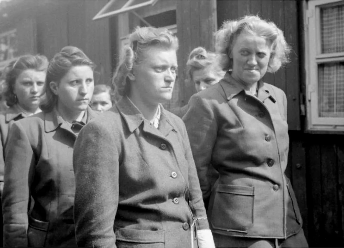 Les guardianes del camp de concentració de Bergen-Belsen, a la Baixa Saxònia, detingudes per les tropes britàniques
