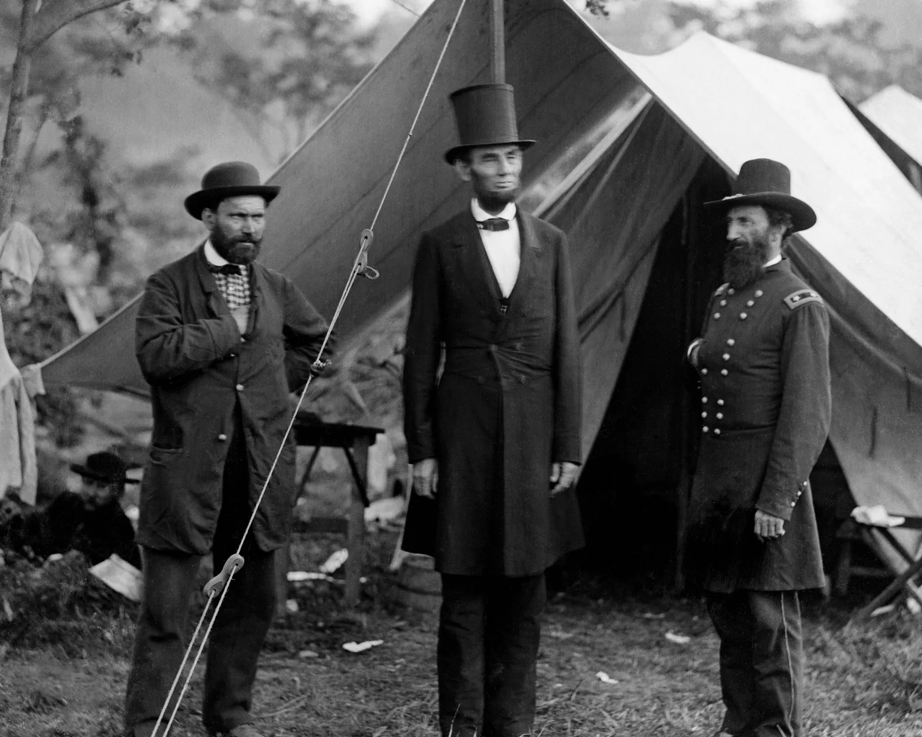 Durant la guerra de Secessió, Allan Pinkerton es va encarregar de la protecció d’Abraham Lincoln. El detectiu, a l’esquerra, posa amb el president i el general John McClernand, durant la batalla d’Antietam, el 1862